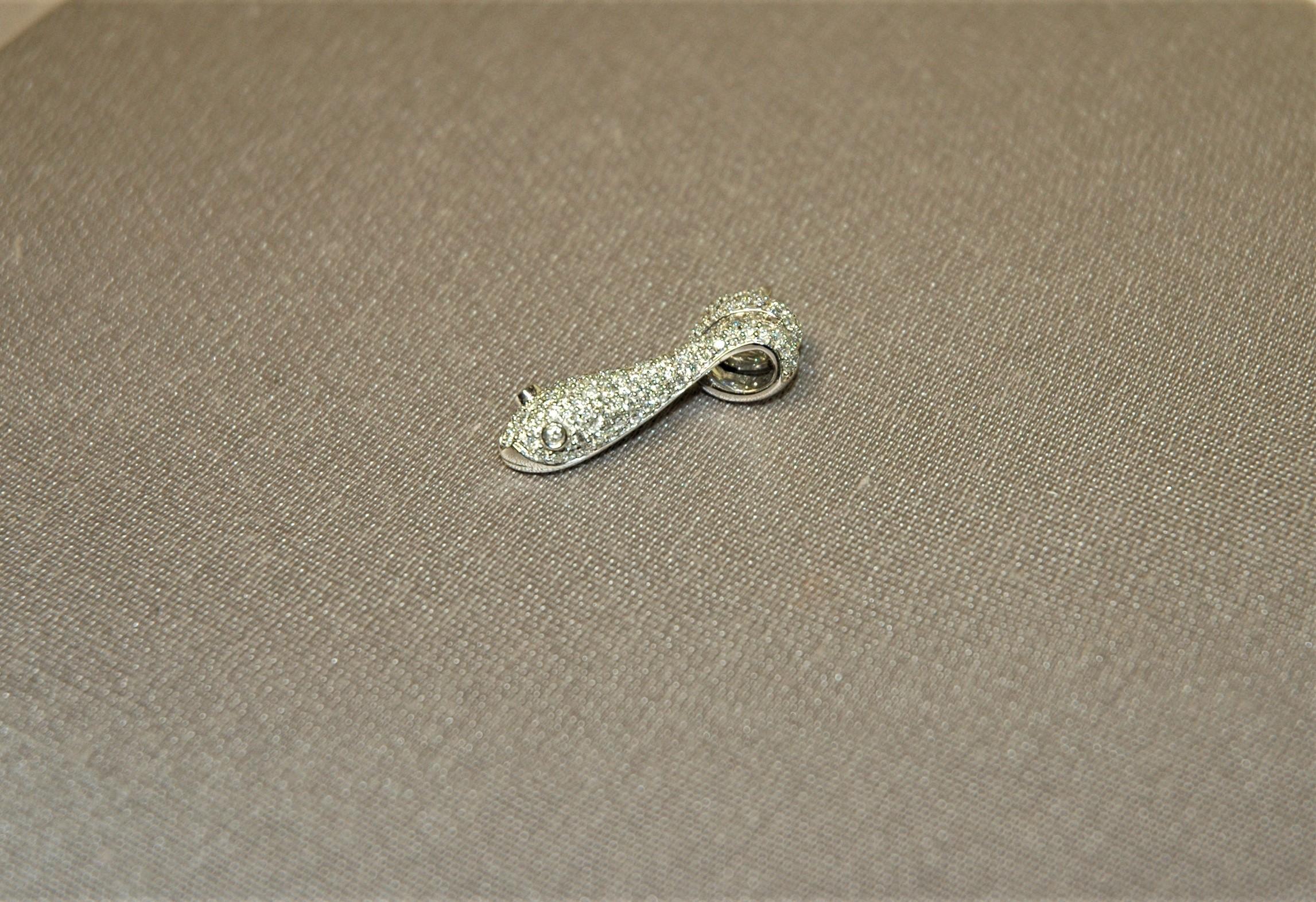 Pendant in white gold and diamonds (0.82 carats) in the shape of a snake with coiled coils.
