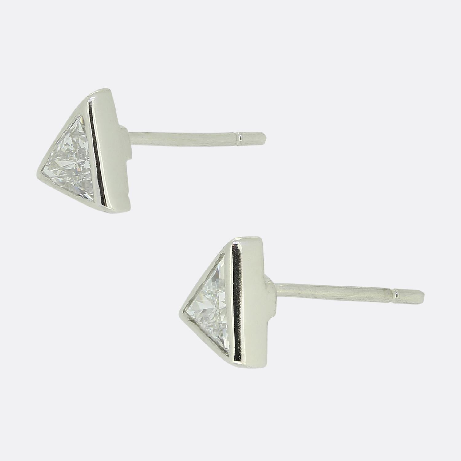 Nous avons ici une paire de boucles d'oreilles en or blanc 18ct avec diamants, à la fois douce et élégante. Chaque pièce identique présente un seul diamant blanc brillant de forme triangulaire dans une monture rub-over soignée.

Condit : Utilisé