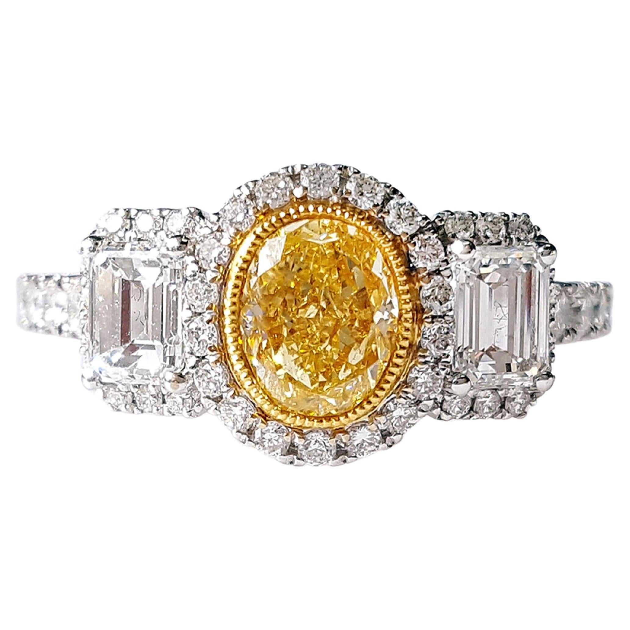 Bague de fiançailles à 3 pierres en or jaune 18 carats avec diamant jaune de 0,82 carat.