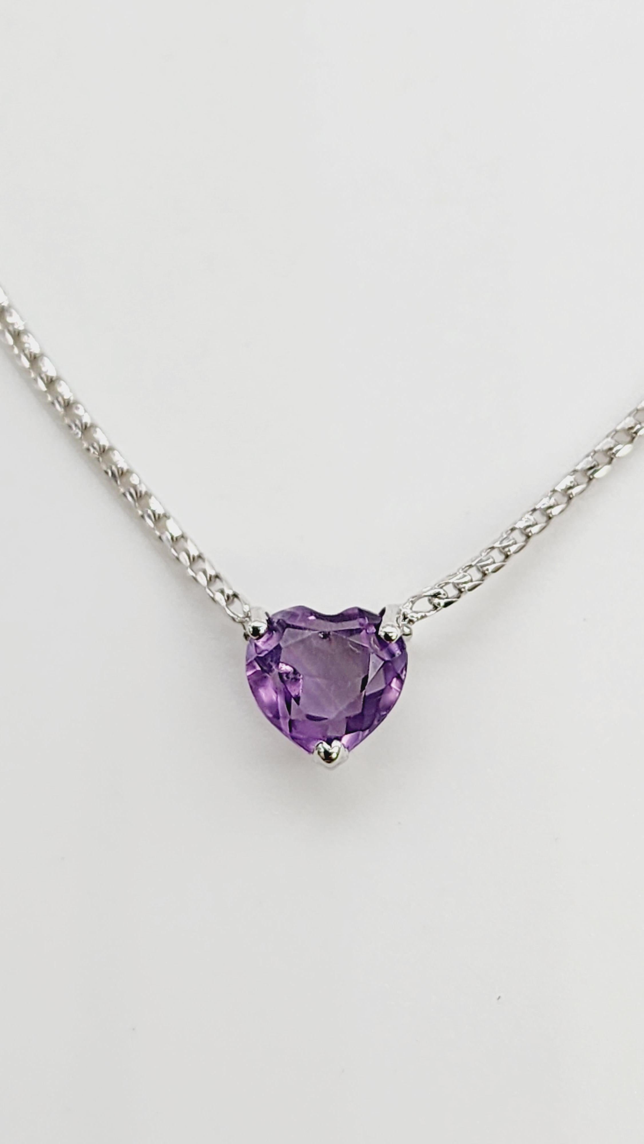 0,82 Karat  Herzförmiges Amethyst-Halsband aus 14 Karat Weißgold in 3 Zacken-Fassung.  
Der Verschluss ist ein Steckverschluss mit Sicherheitsschließe. Die Länge beträgt 20 Zoll. Eleganz, die man tragen kann.