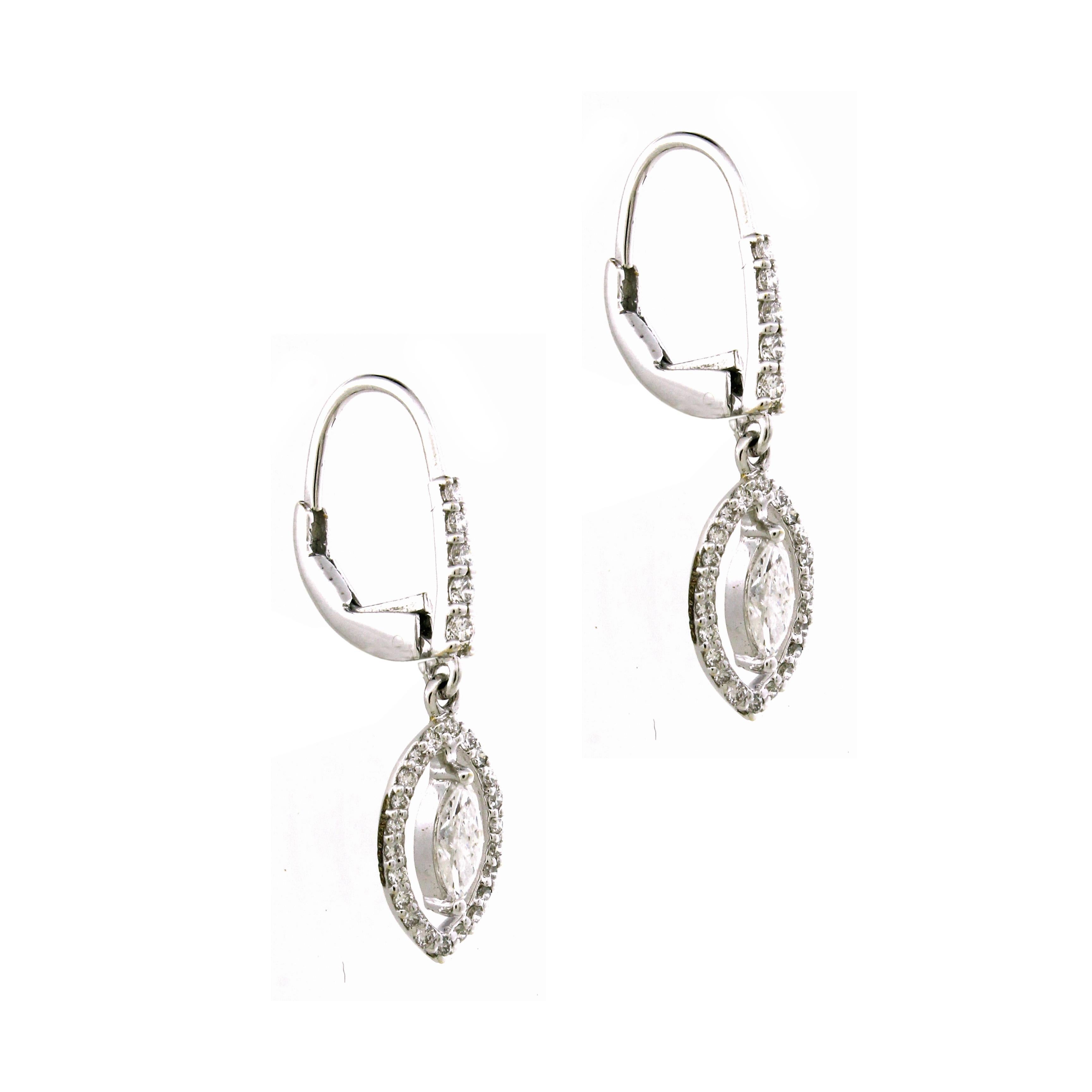 Ti presentiamo i nostri eleganti orecchini a goccia, un mix perfetto di semplicità e raffinatezza. Questi splendidi orecchini presentano un totale di 0,39 carati di scintillanti diamanti bianchi rotondi e 0,43 carati di squisiti diamanti bianchi a
