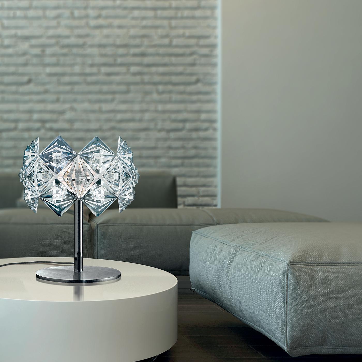 A fabulous table lamp, the 0820/LP features a circular shade in clear faceted methacrylate. Creating a stunning and innovative design, the shade is complimented by a simple shaft and round base that may be finished in either chrome or 24-karat gold.