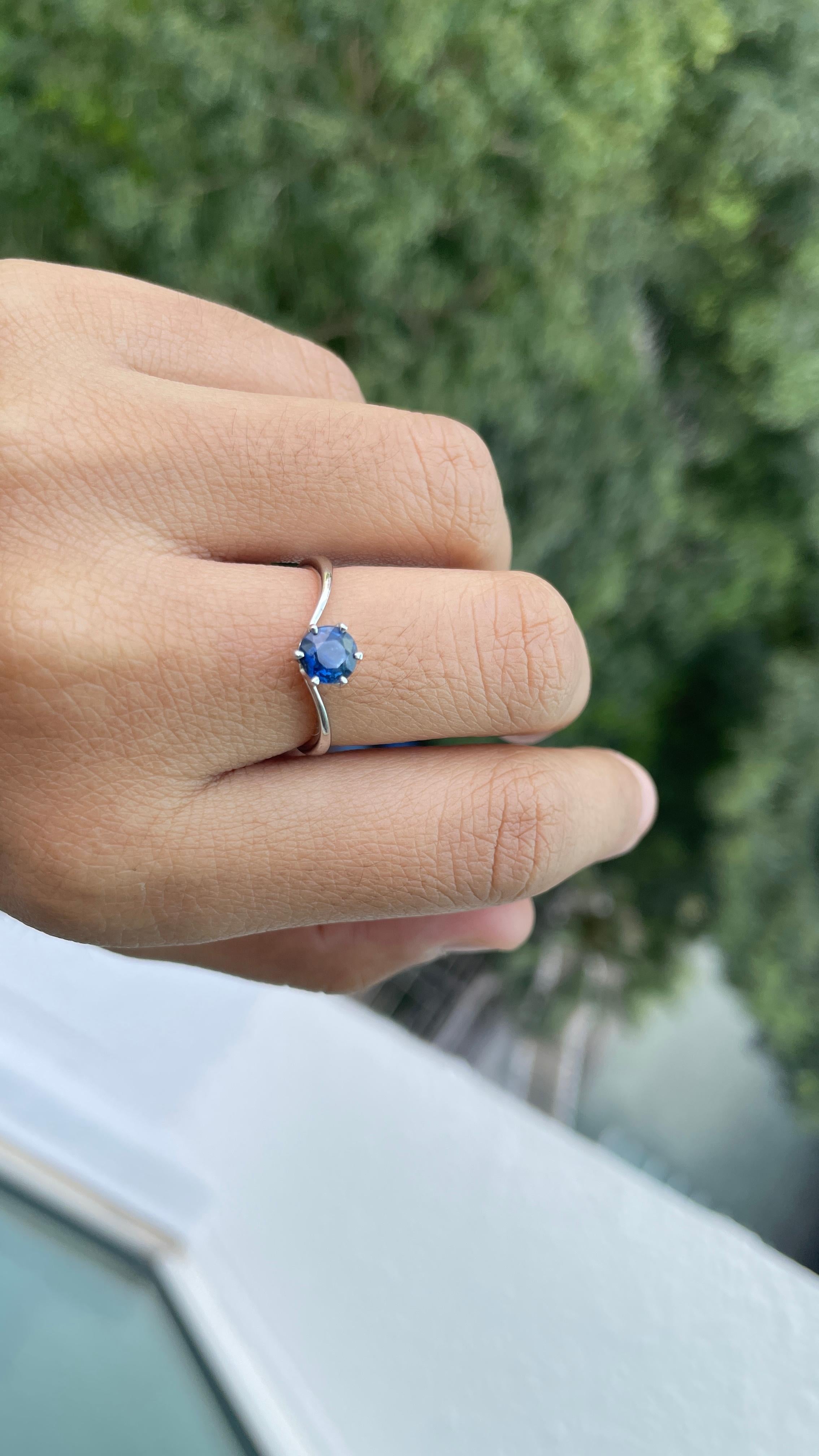 Si prega di notare che il prezzo indicato per questo articolo è fisso e non negoziabile. Apprezziamo la tua comprensione e il tuo rispetto per la nostra decisione sui prezzi.

Lo zaffiro presenta una vivida tonalità di blu e brilla da ogni