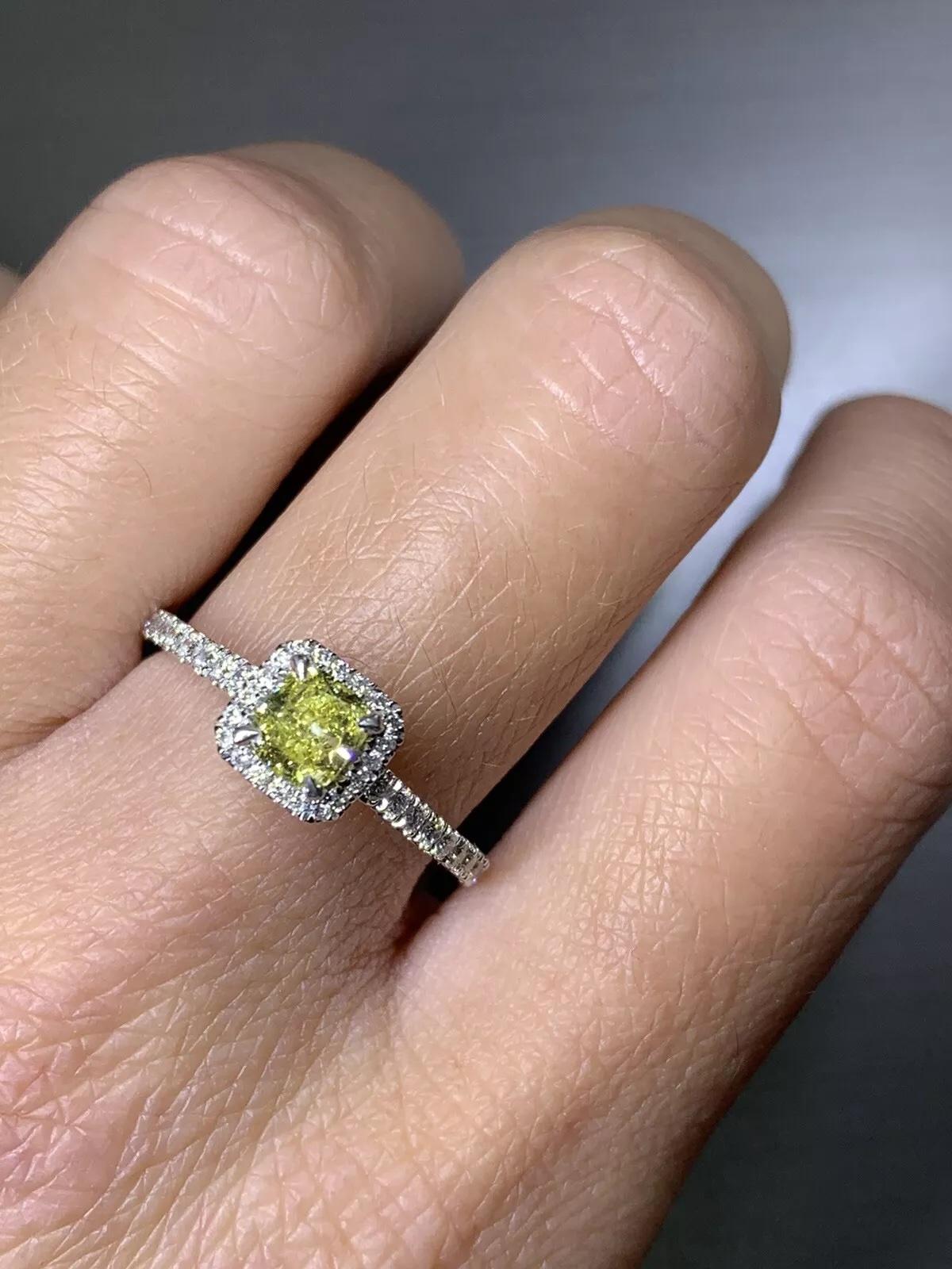 Taille coussin Bague de fiançailles en platine avec un diamant jaune intense de 0,82ct. en vente