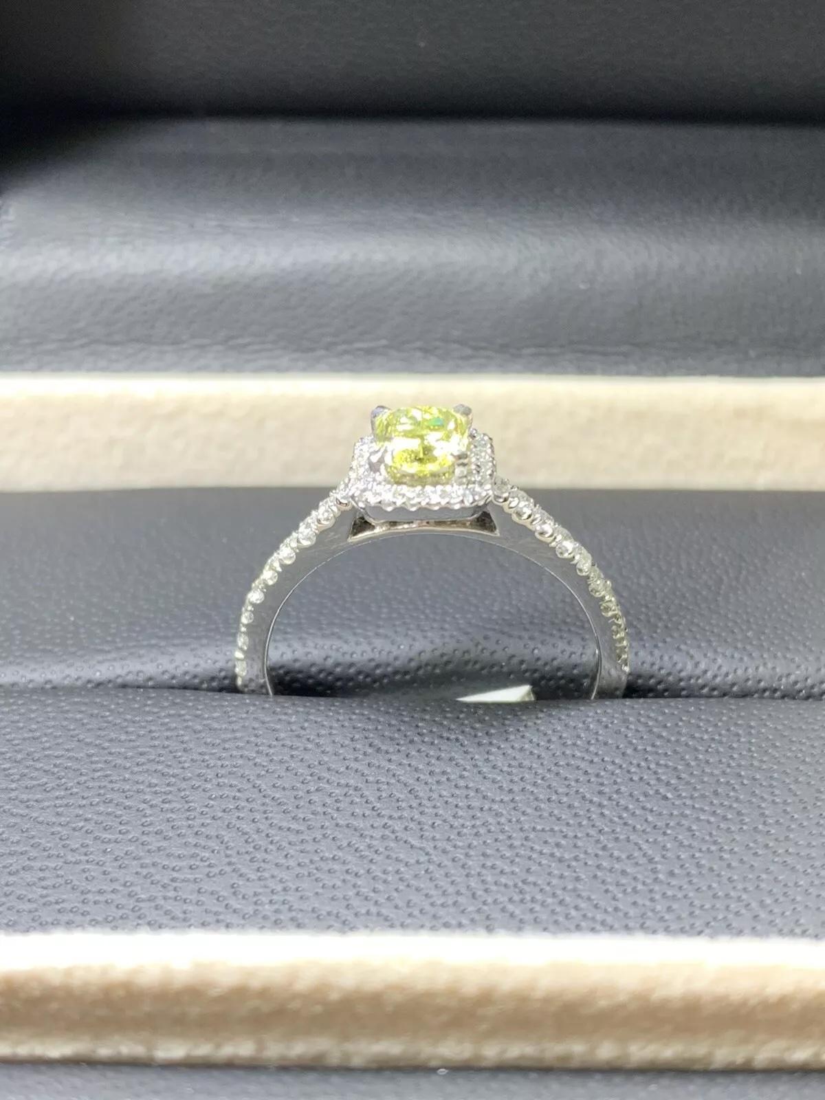Bague de fiançailles en platine avec un diamant jaune intense de 0,82ct. Neuf - En vente à London, GB
