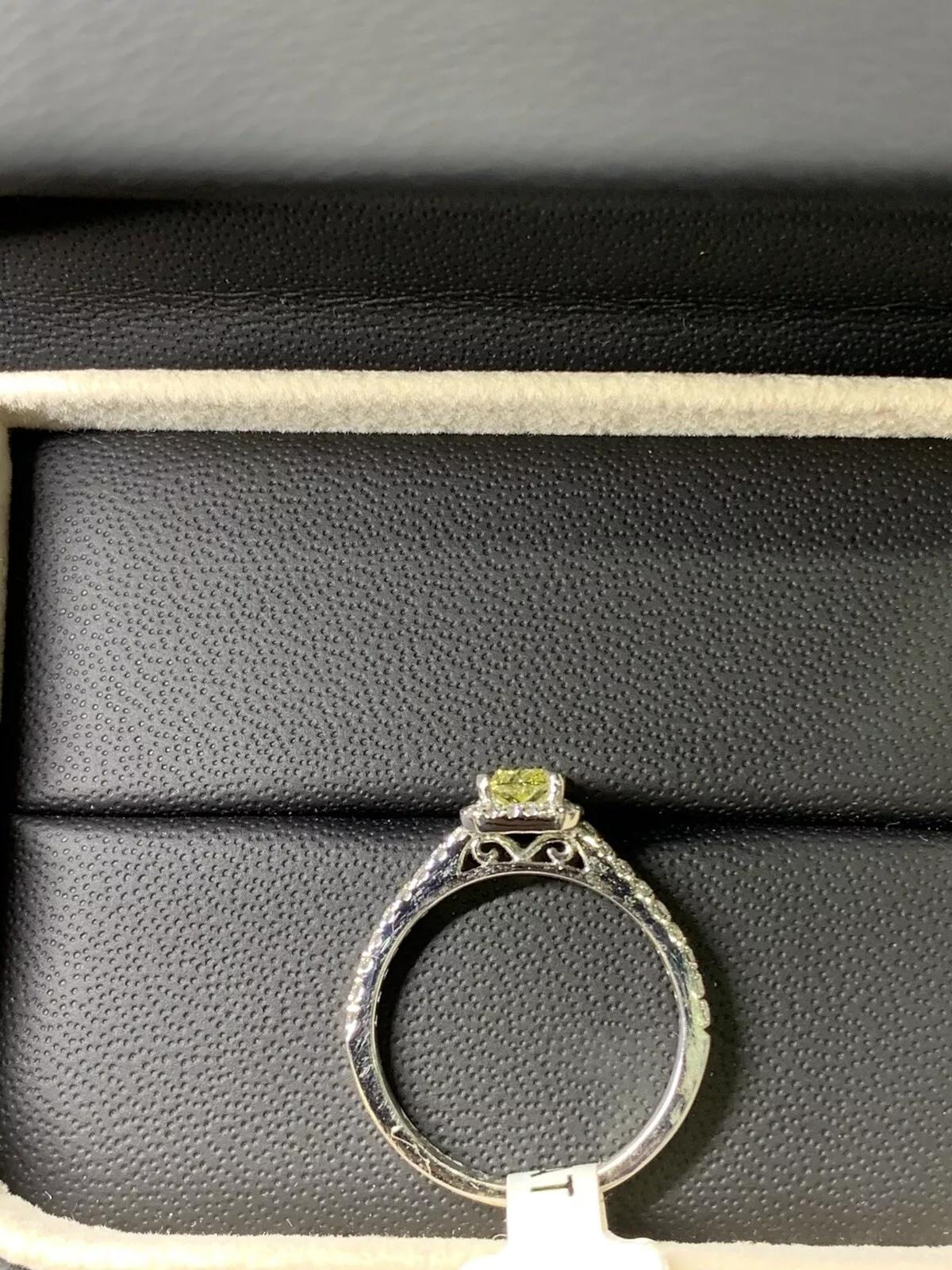 Bague de fiançailles en platine avec un diamant jaune intense de 0,82ct. Unisexe en vente