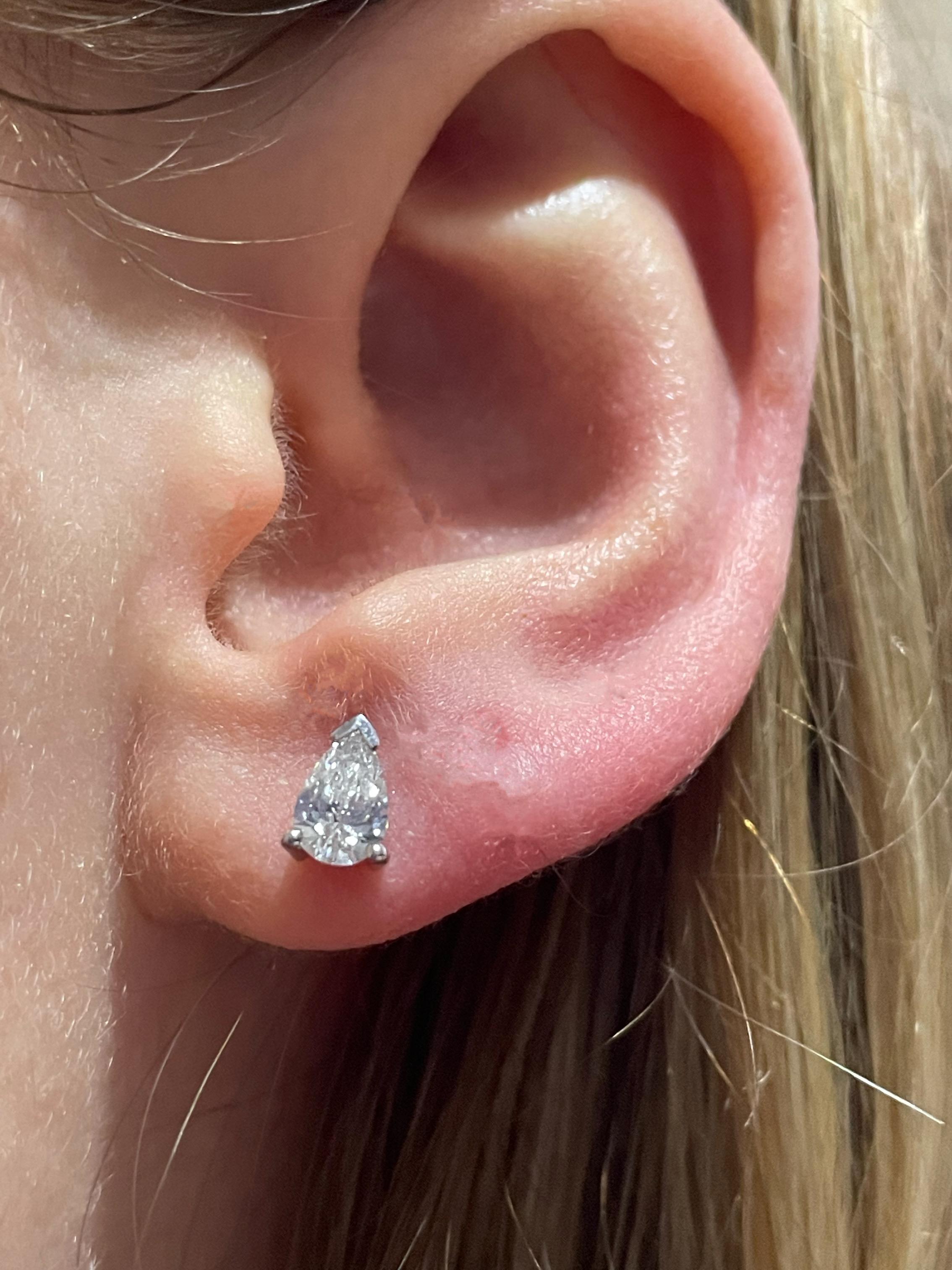 Modern 0.82ct Pear Brilliant Cut Diamond Stud Earrings 18 Karat White Gold For Sale