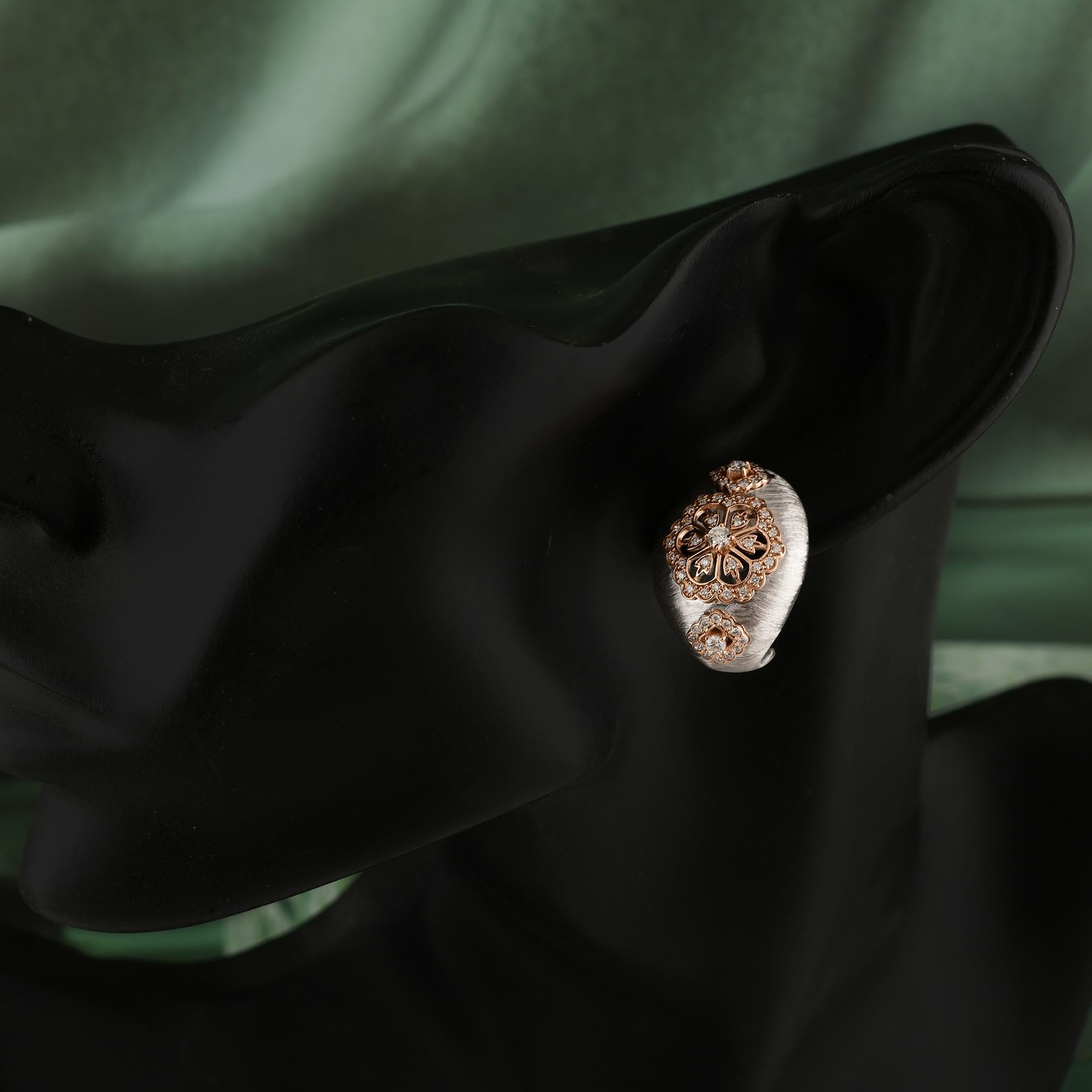 0.82Ct SI/H Round Diamond Two Tone Floral Filigree Clip-On Earrings 14k Gold
Ces élégantes boucles d'oreilles présentent une base ovale avec une finition argentée mate. Le centre est orné d'un motif floral en métal doré rose. Le motif présente des