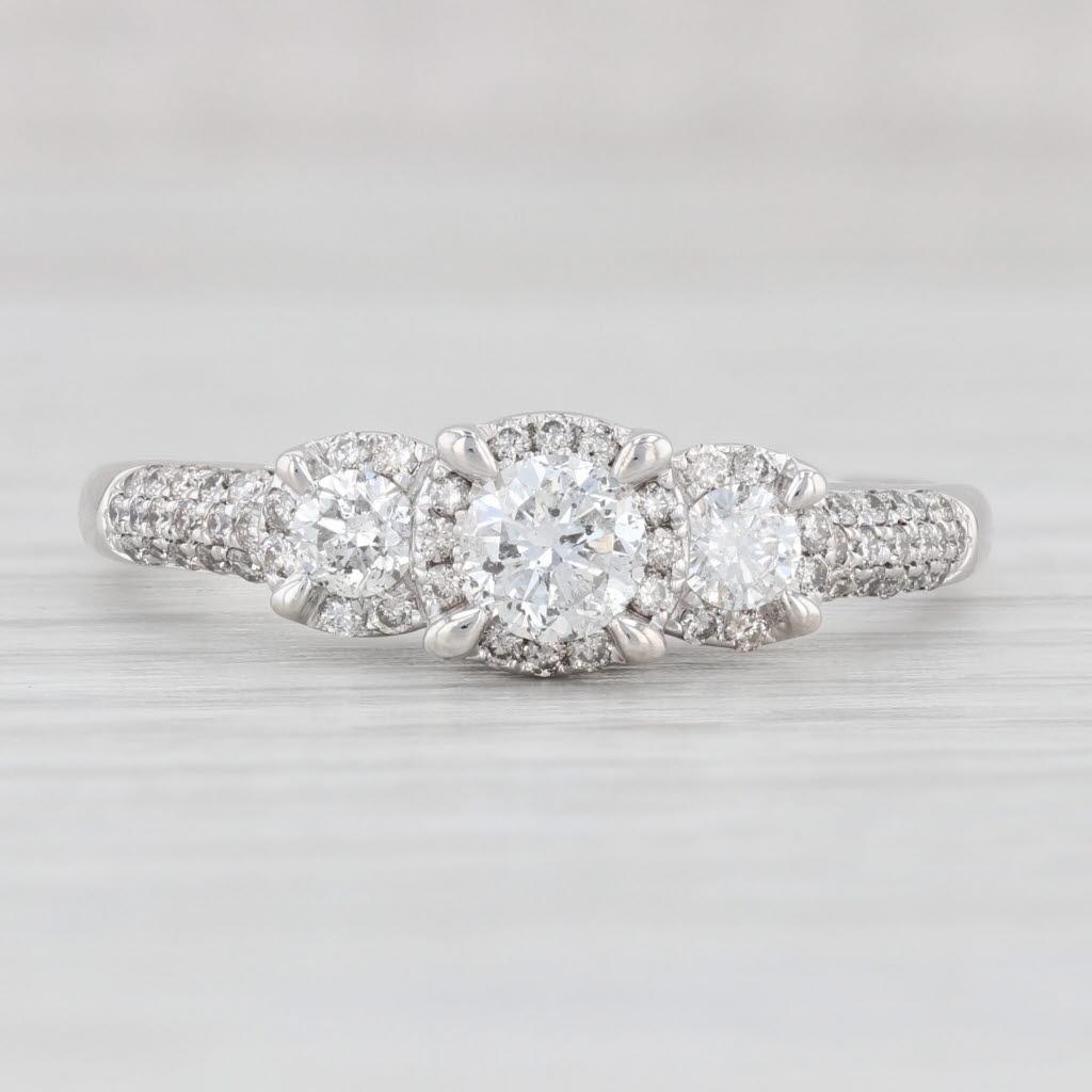 Anello di fidanzamento a 3 pietre con diamante rotondo da 0,82 carati in oro bianco 14k, misura 10,75 In condizioni buone in vendita a McLeansville, NC