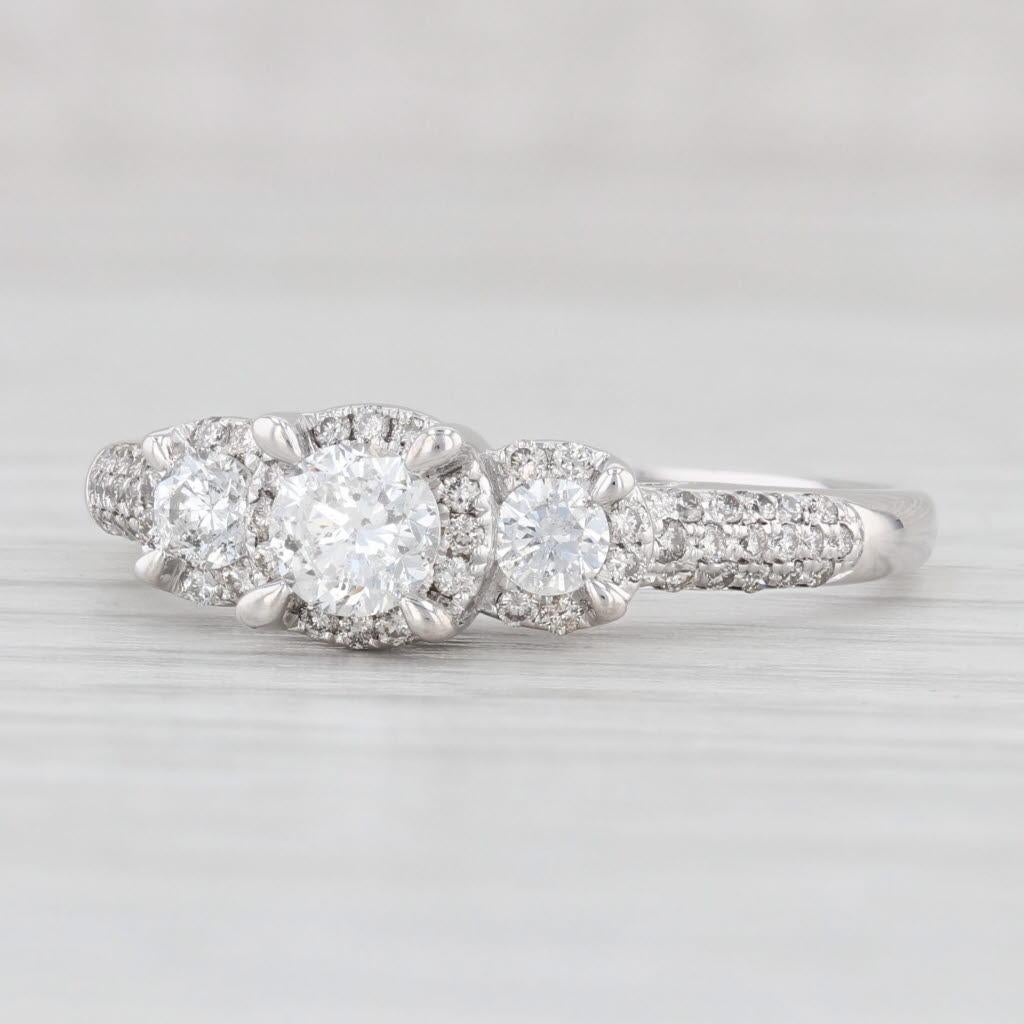 Anello di fidanzamento a 3 pietre con diamante rotondo da 0,82 carati in oro bianco 14k, misura 10,75 in vendita 1