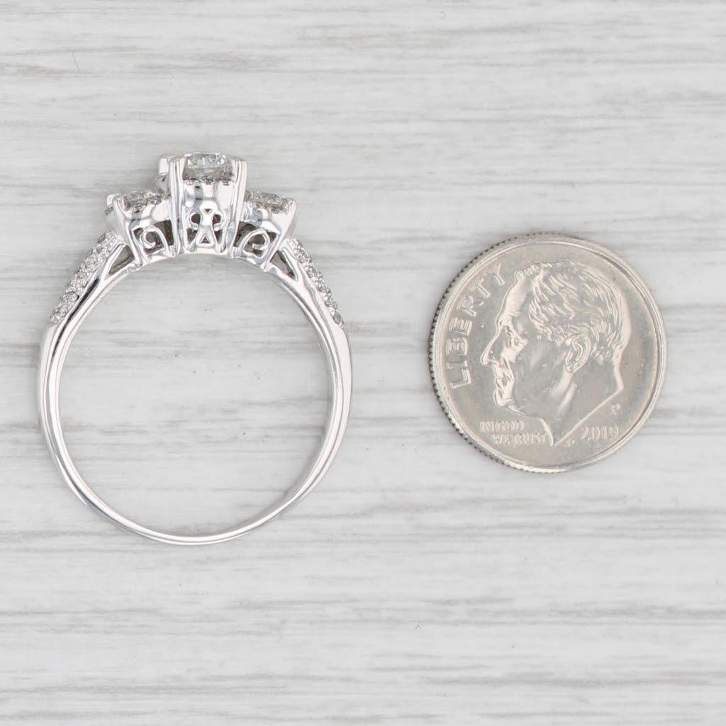 Anello di fidanzamento a 3 pietre con diamante rotondo da 0,82 carati in oro bianco 14k, misura 10,75 in vendita 2