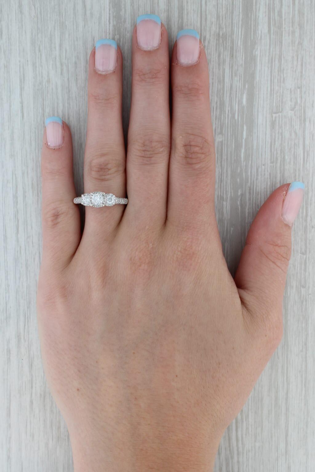 Anello di fidanzamento a 3 pietre con diamante rotondo da 0,82 carati in oro bianco 14k, misura 10,75 in vendita 4