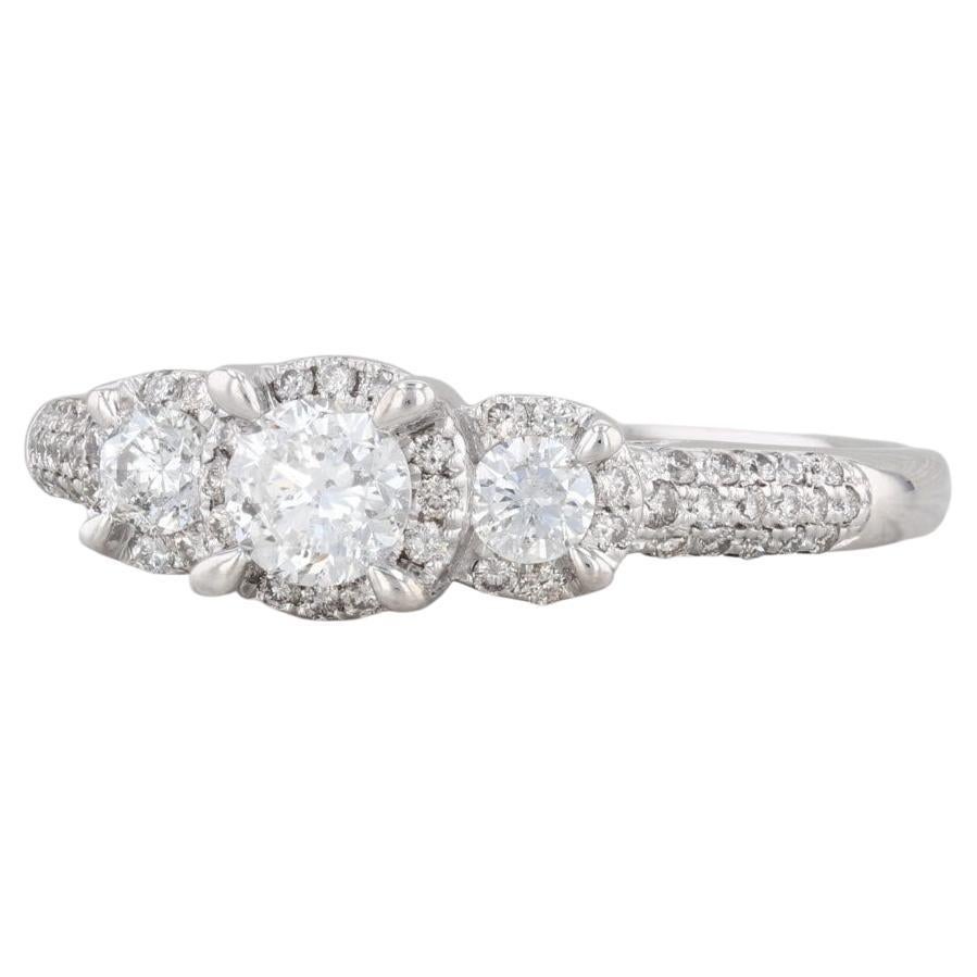 Anello di fidanzamento a 3 pietre con diamante rotondo da 0,82 carati in oro bianco 14k, misura 10,75 in vendita