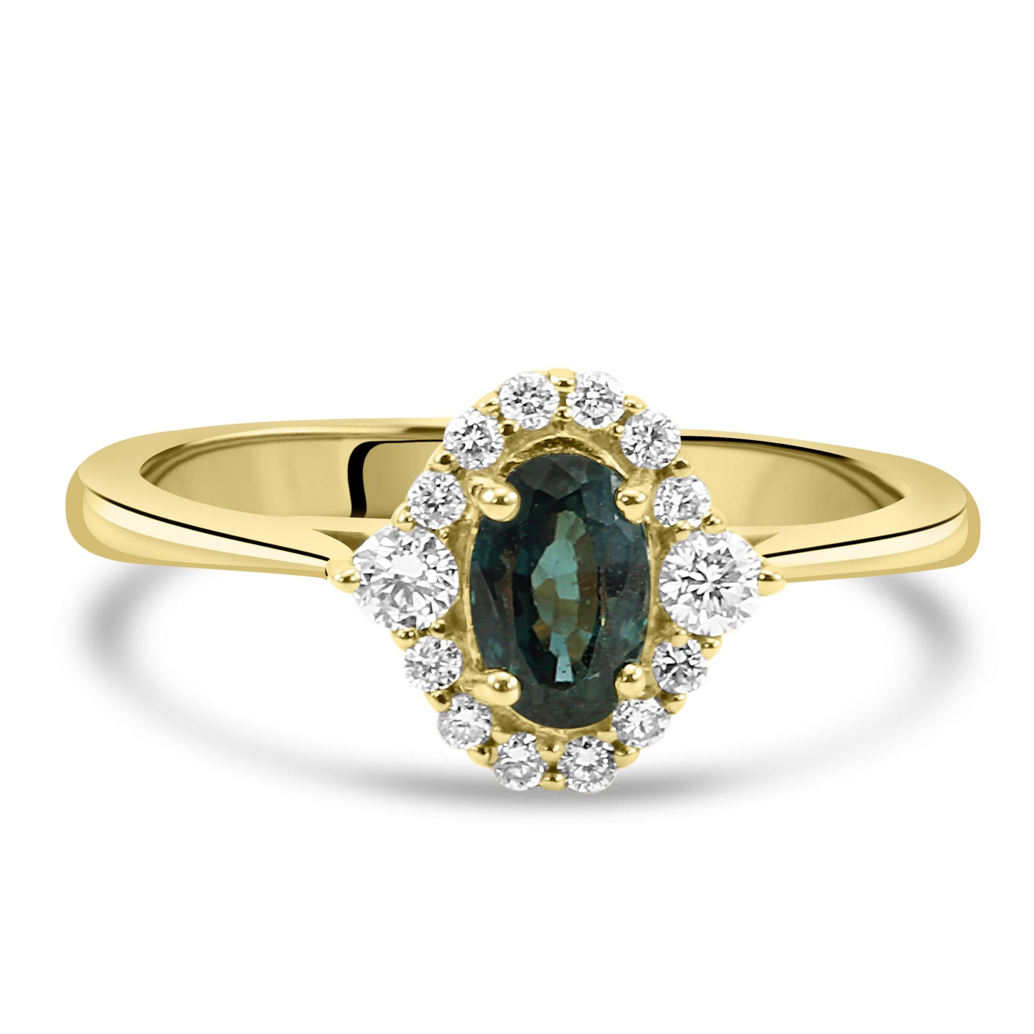 Modern 0.60 Carat Alexandrite Oval & Diamond Round 18 Karat Yellow Gold Cocktail Ring For Sale