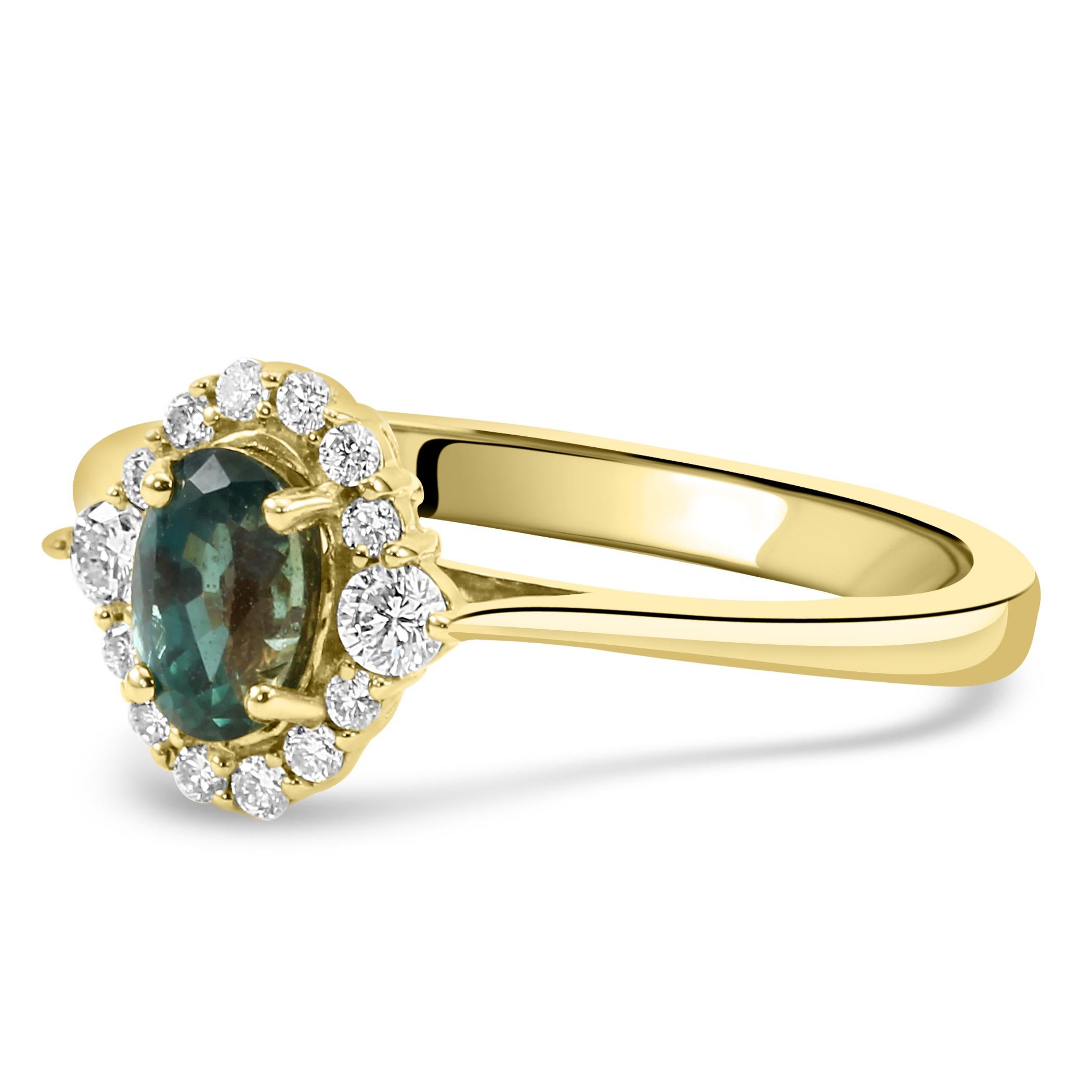 Oval Cut 0.60 Carat Alexandrite Oval & Diamond Round 18 Karat Yellow Gold Cocktail Ring For Sale