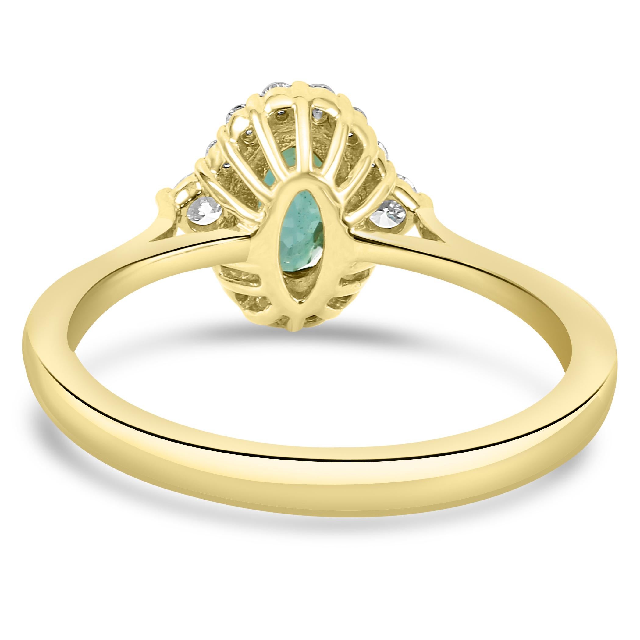 0.60 Carat Alexandrite Oval & Diamond Round 18 Karat Yellow Gold Cocktail Ring For Sale 2
