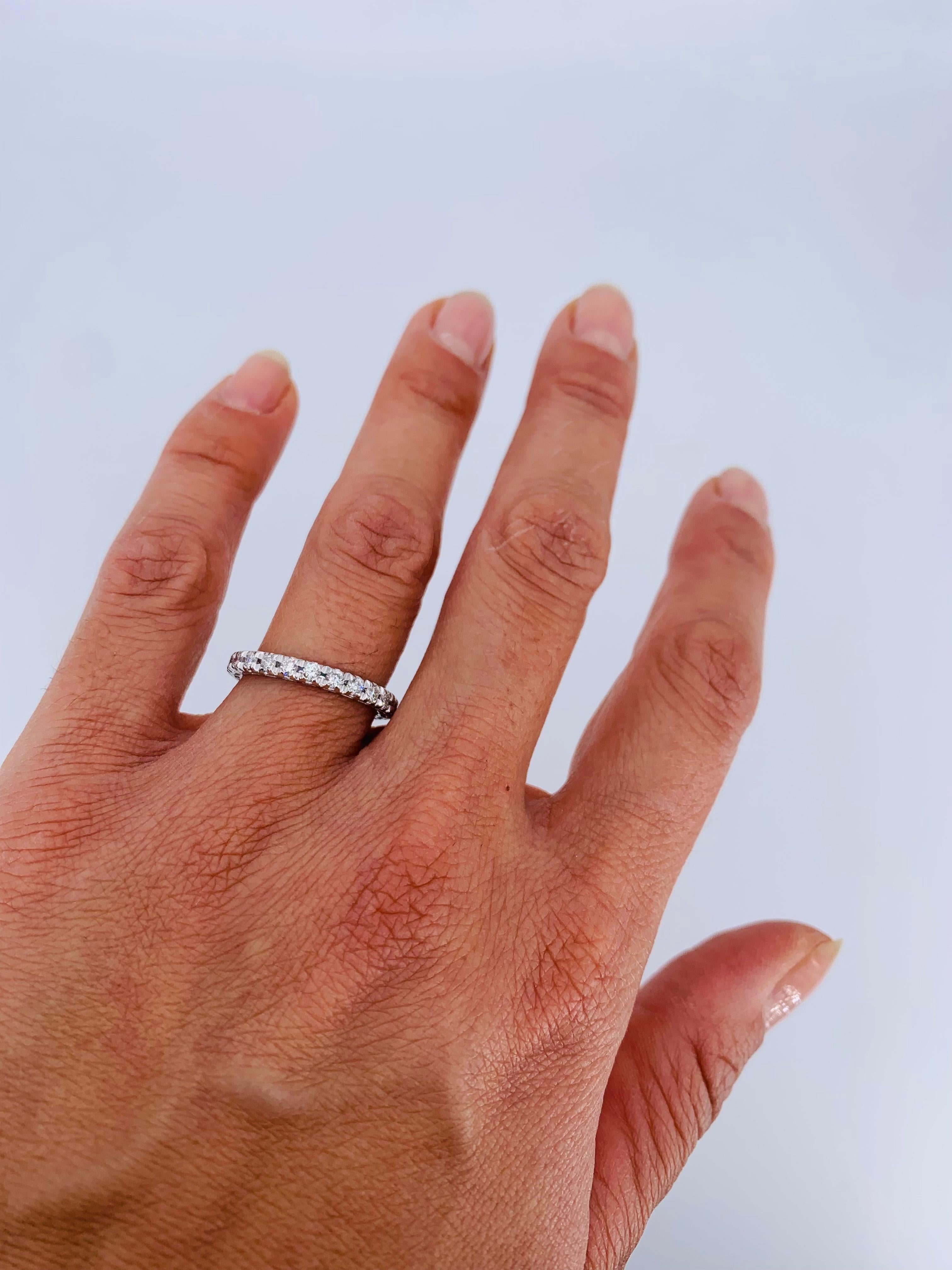 Bague d'éternité unisexe en or blanc 18 carats avec diamants de 0,83 carat Unisexe en vente