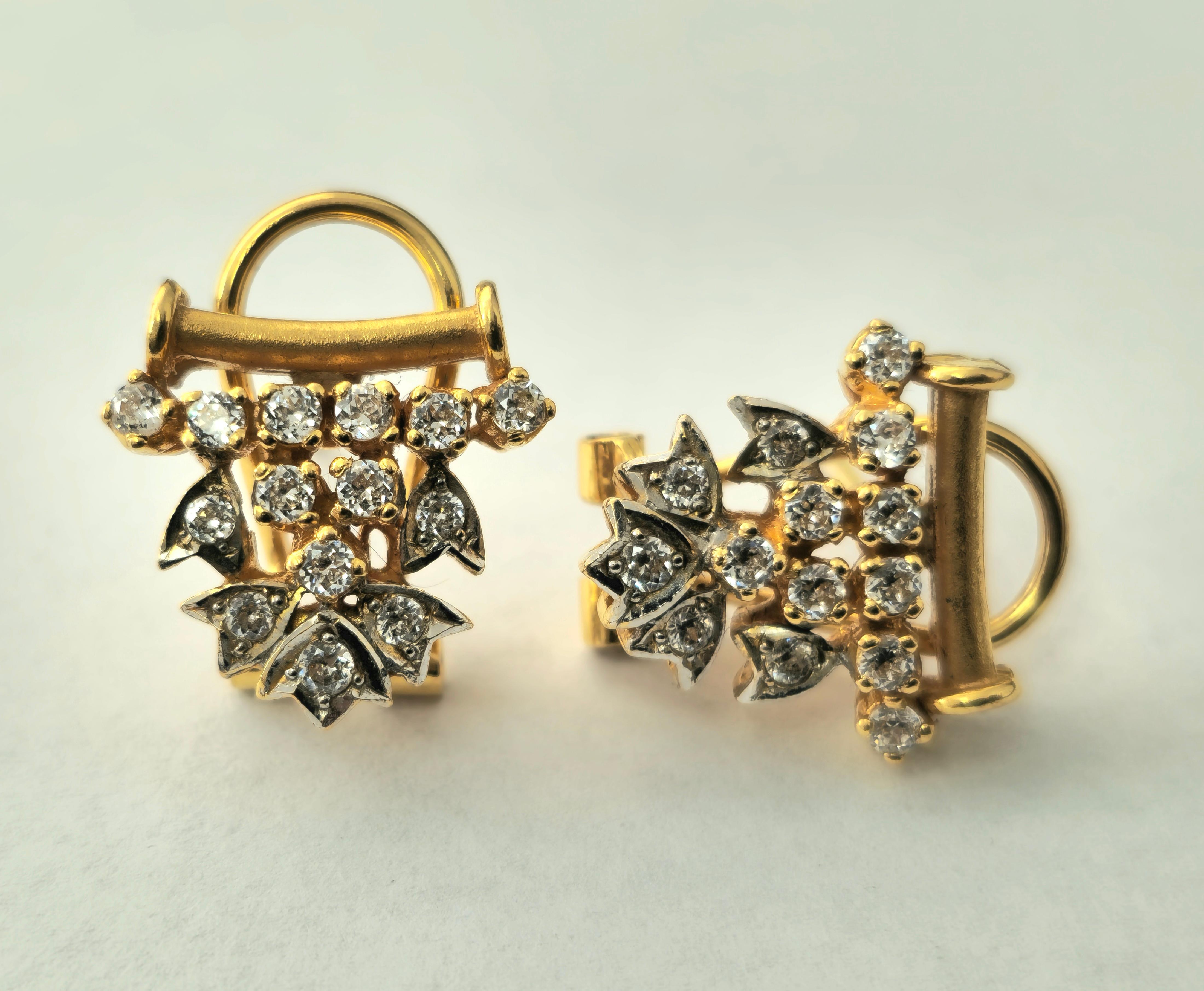 Art Deco 0.83 Carat Diamond Earrings in 18k Gold For Sale