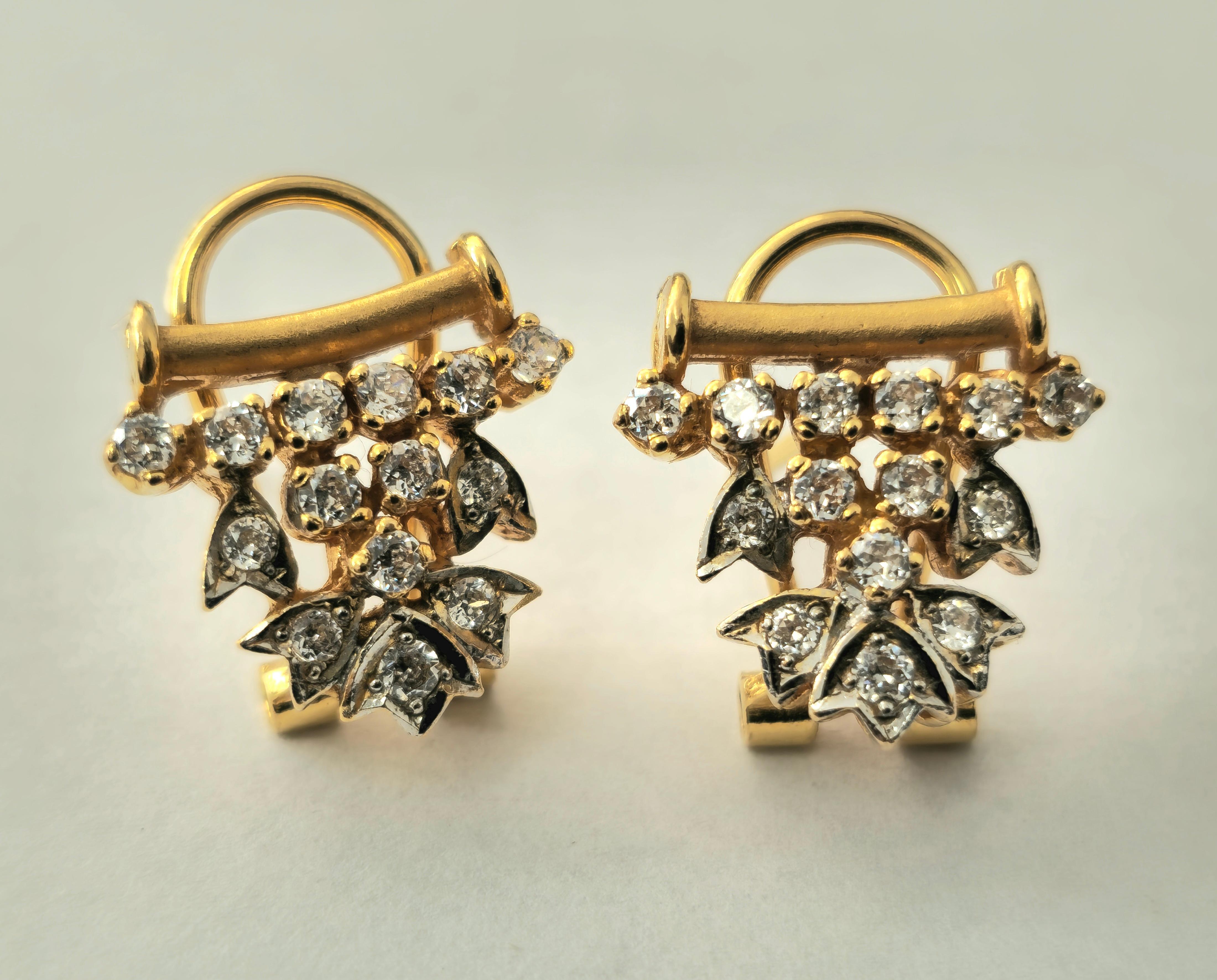 Brilliant Cut 0.83 Carat Diamond Earrings in 18k Gold For Sale