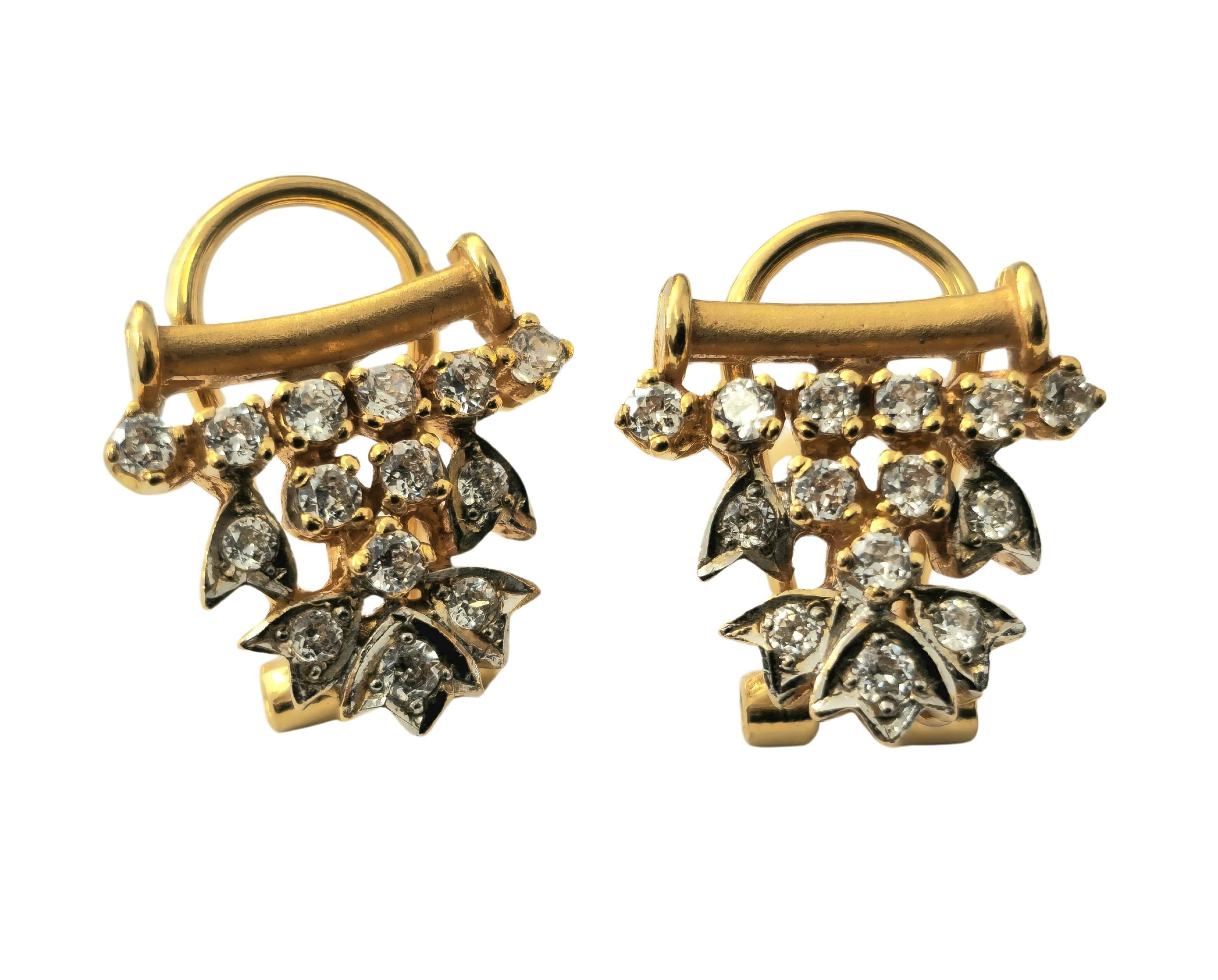 Brilliant Cut 0.83 Carat Diamond Earrings in 18k Gold For Sale