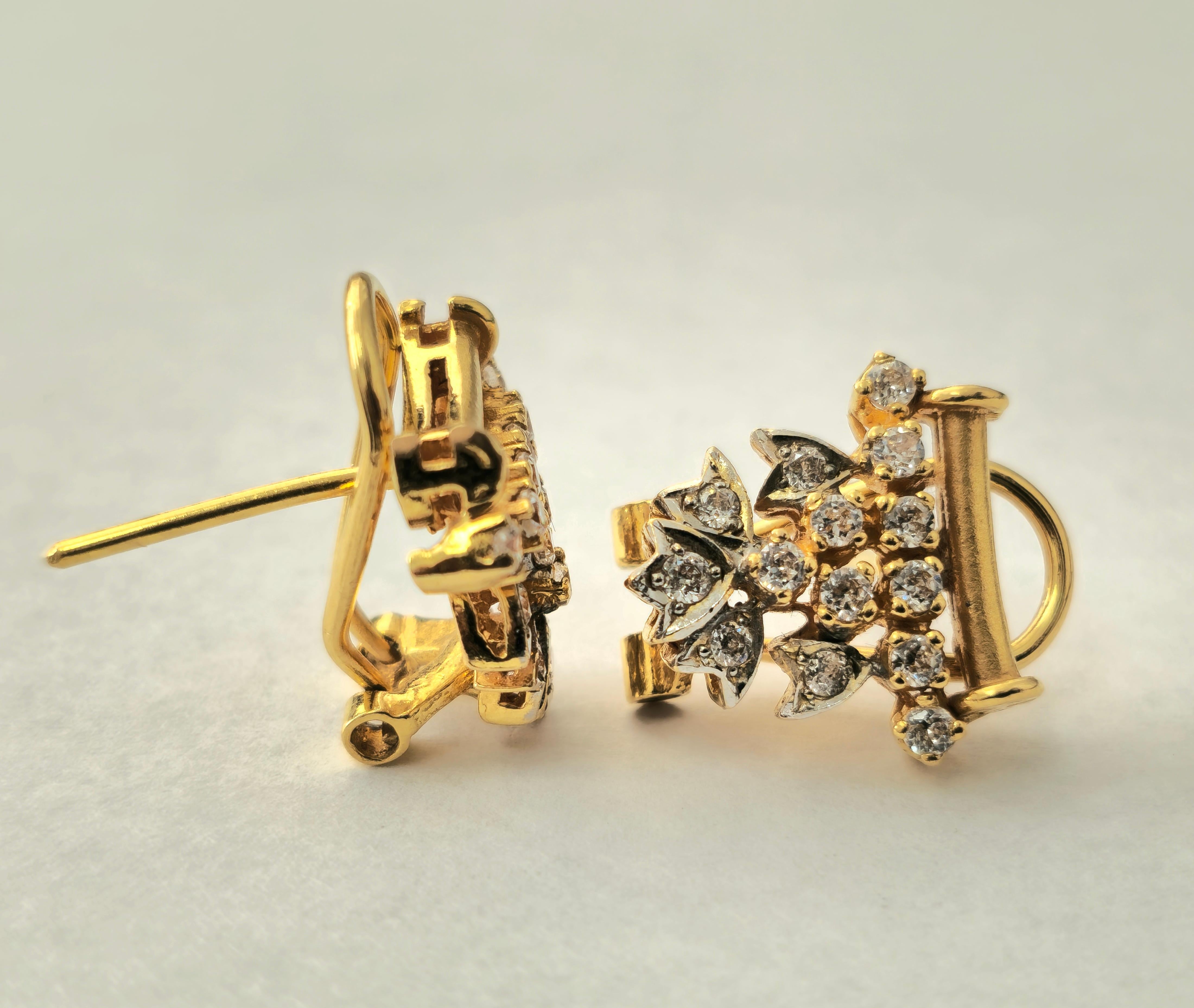 0.83 Carat Diamond Earrings in 18k Gold In Excellent Condition For Sale In Miami, FL