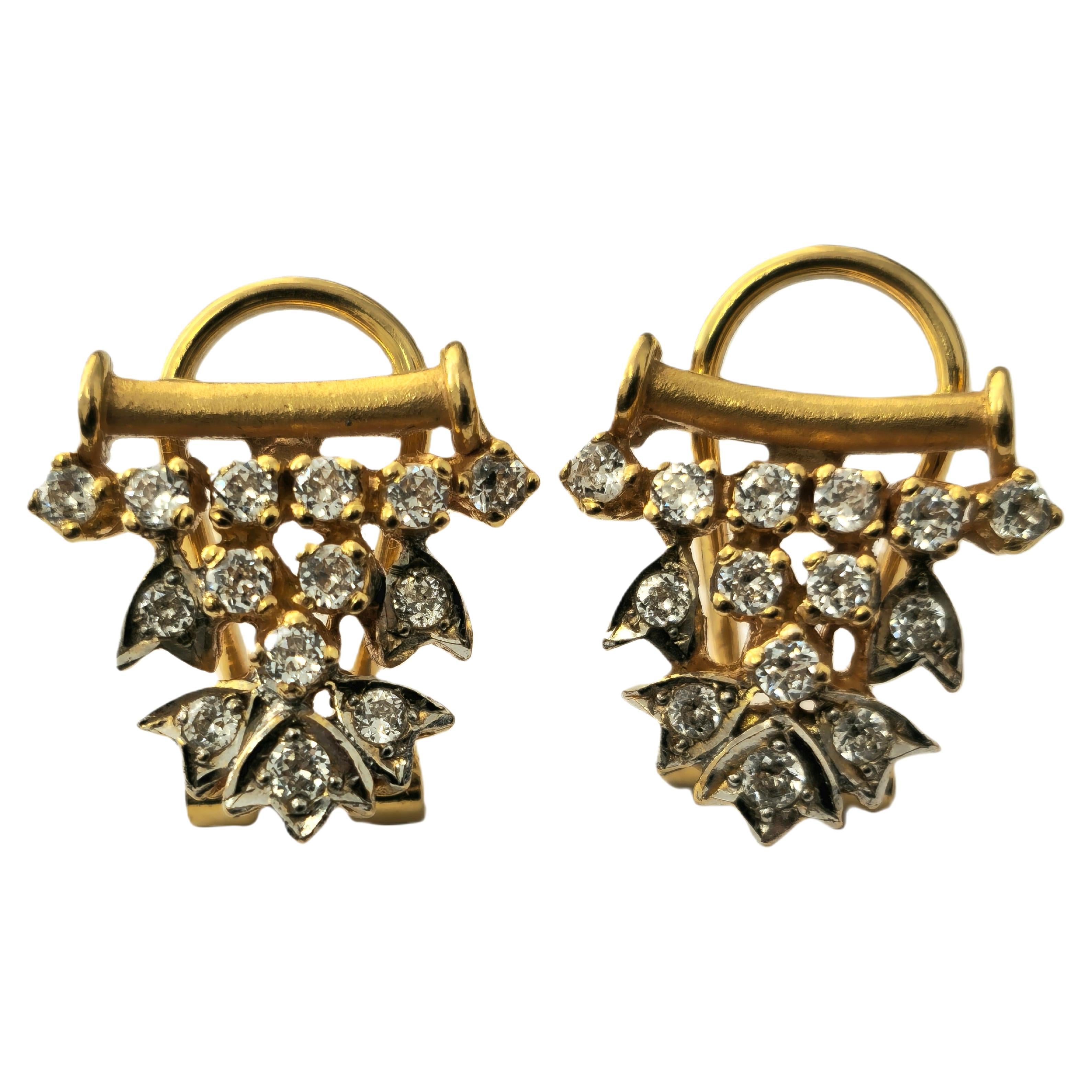 0.83 Carat Diamond Earrings in 18k Gold For Sale