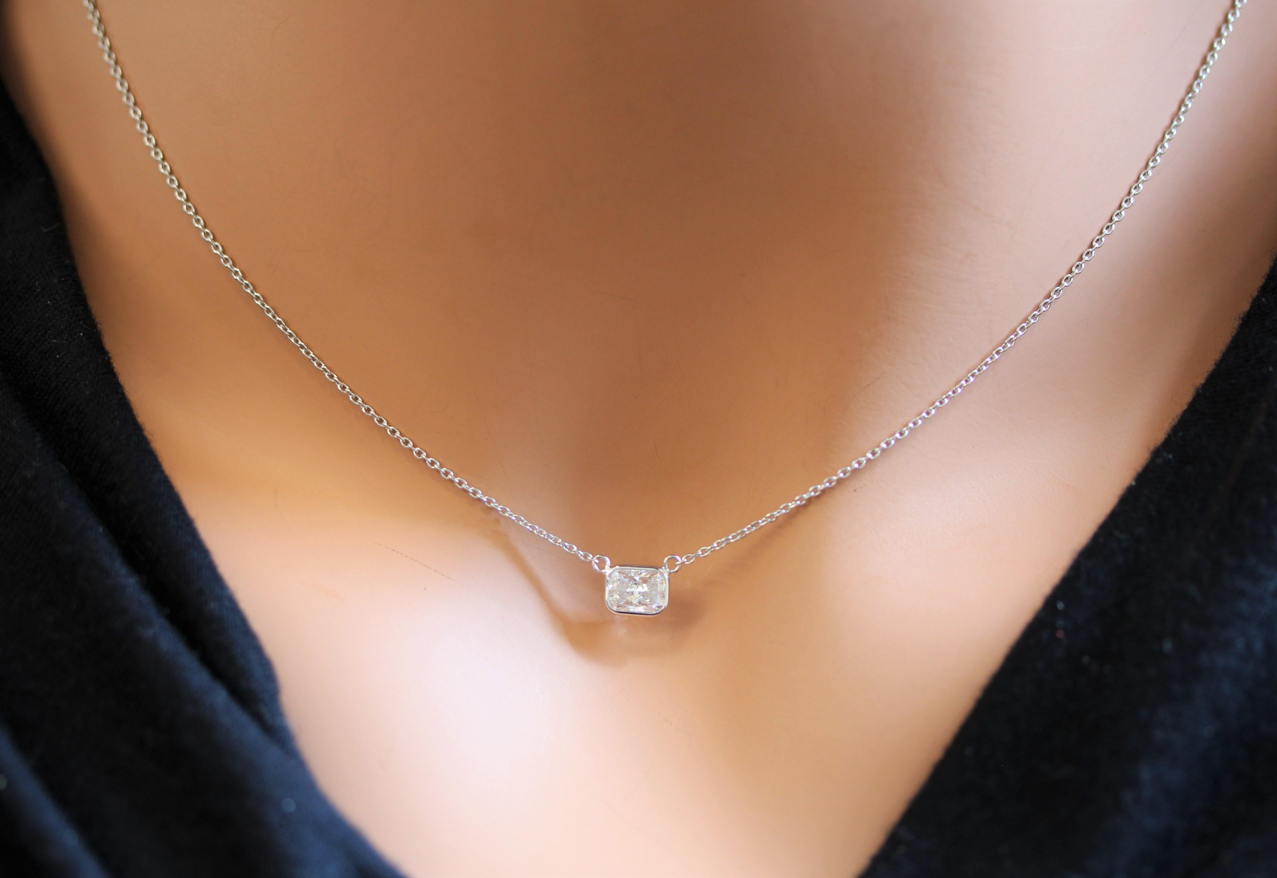 0,83 Karat strahlender Diamant Handgefertigte Solitär-Halskette in 14k Weißgold (Radiantschliff) im Angebot