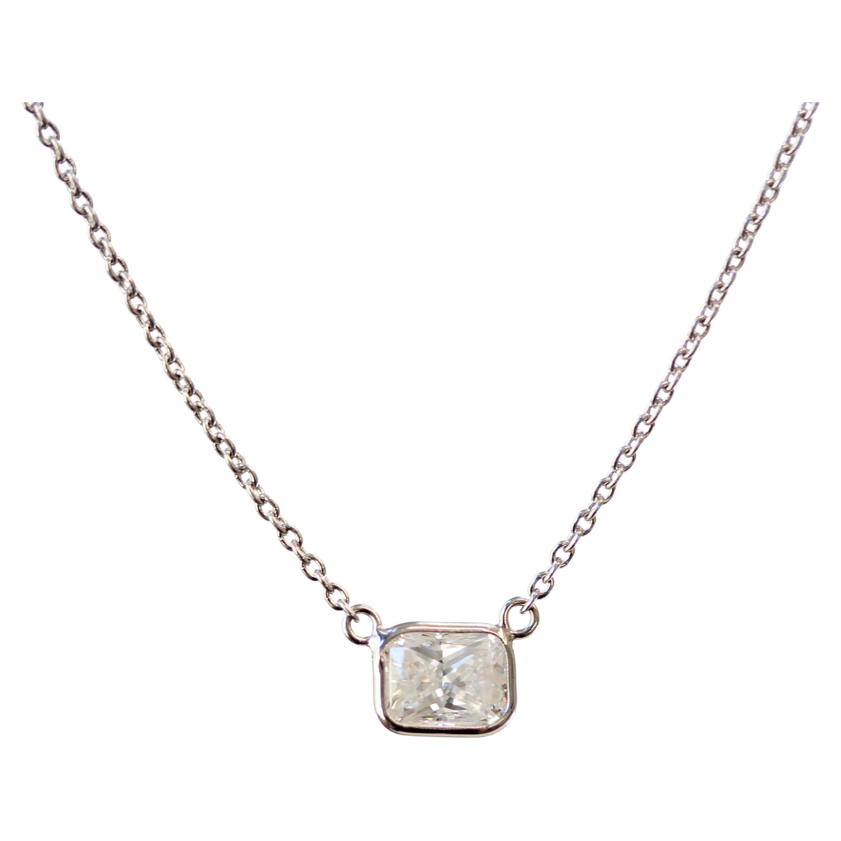 0,83 Karat strahlender Diamant Handgefertigte Solitär-Halskette in 14k Weißgold im Angebot