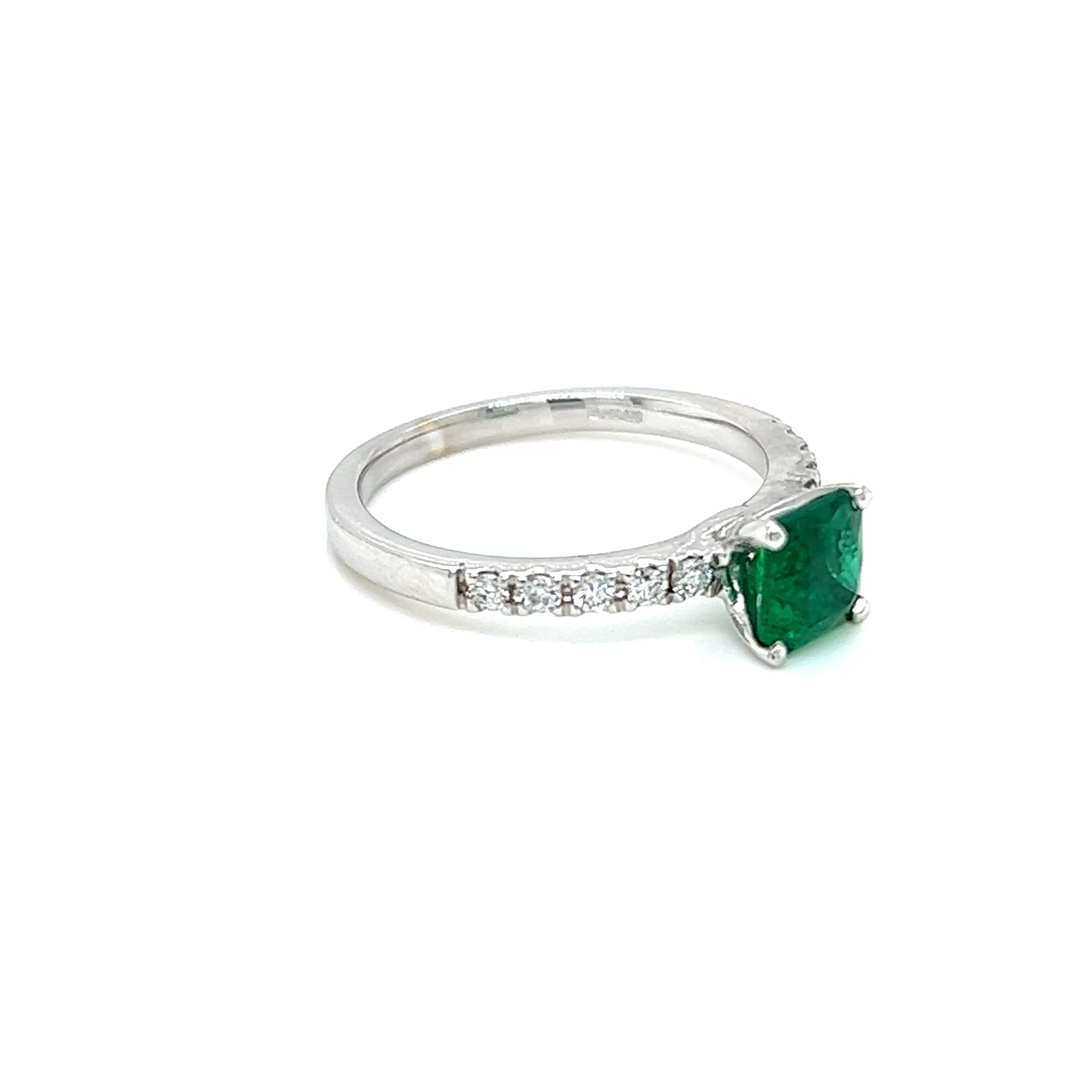 Contemporary 0.83 Carat Square cut Emerald and Diamond Ring in 18 Karat White Gold For Sale