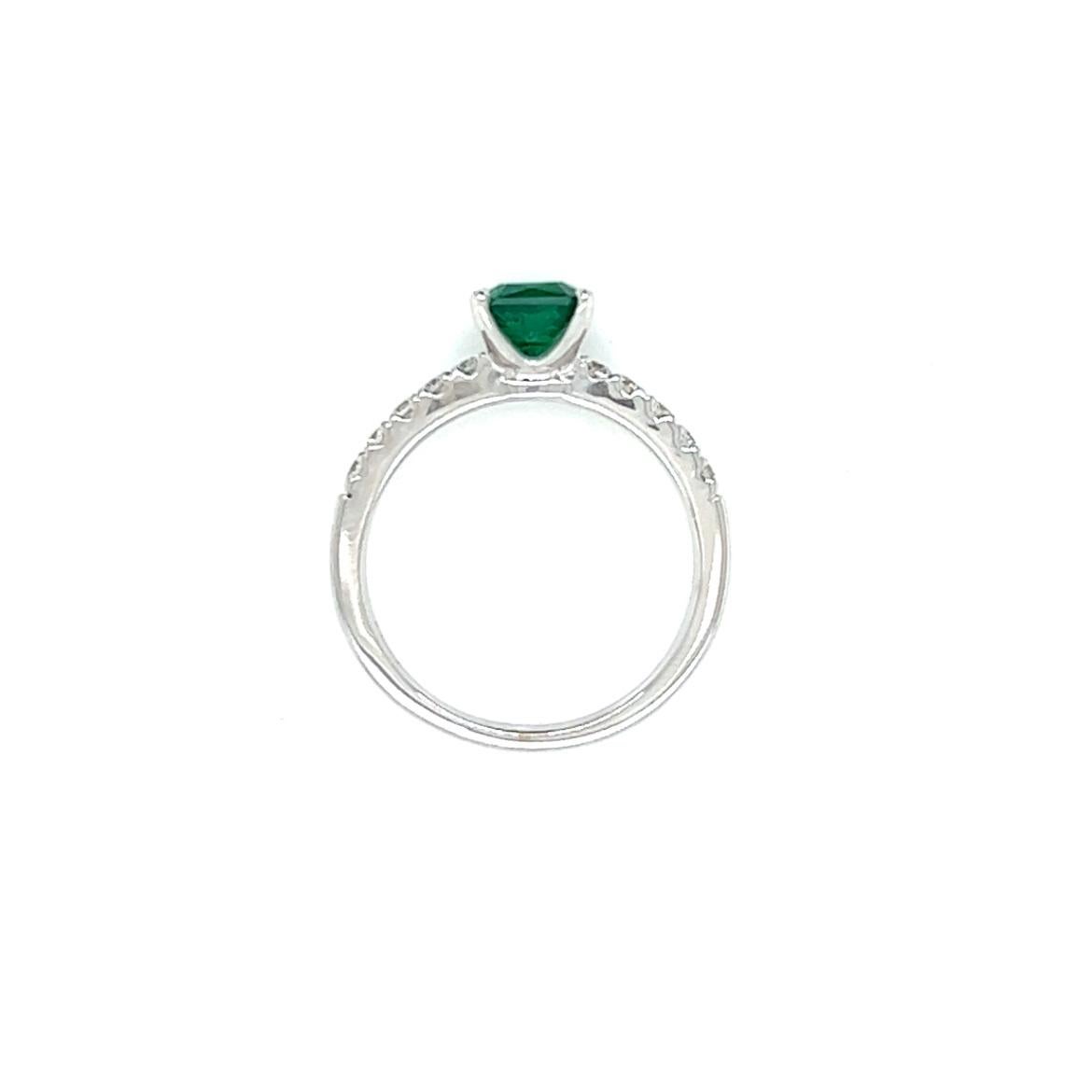 0.83 Carat Square cut Emerald and Diamond Ring in 18 Karat White Gold In New Condition For Sale In London, GB