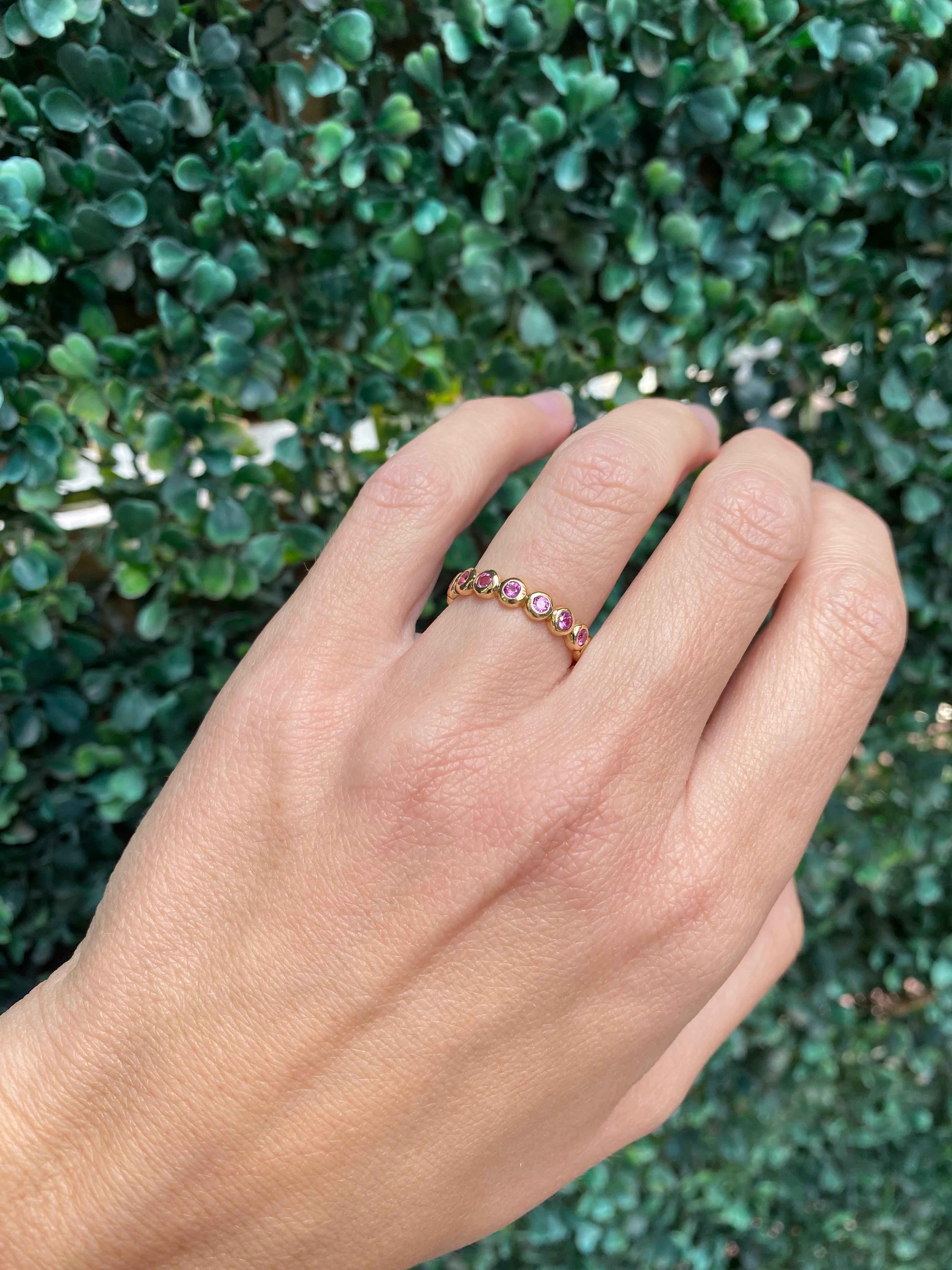 Anneau d'éternité serti clos en saphir rose rond d'un poids total de 0,83 carat en vente 5