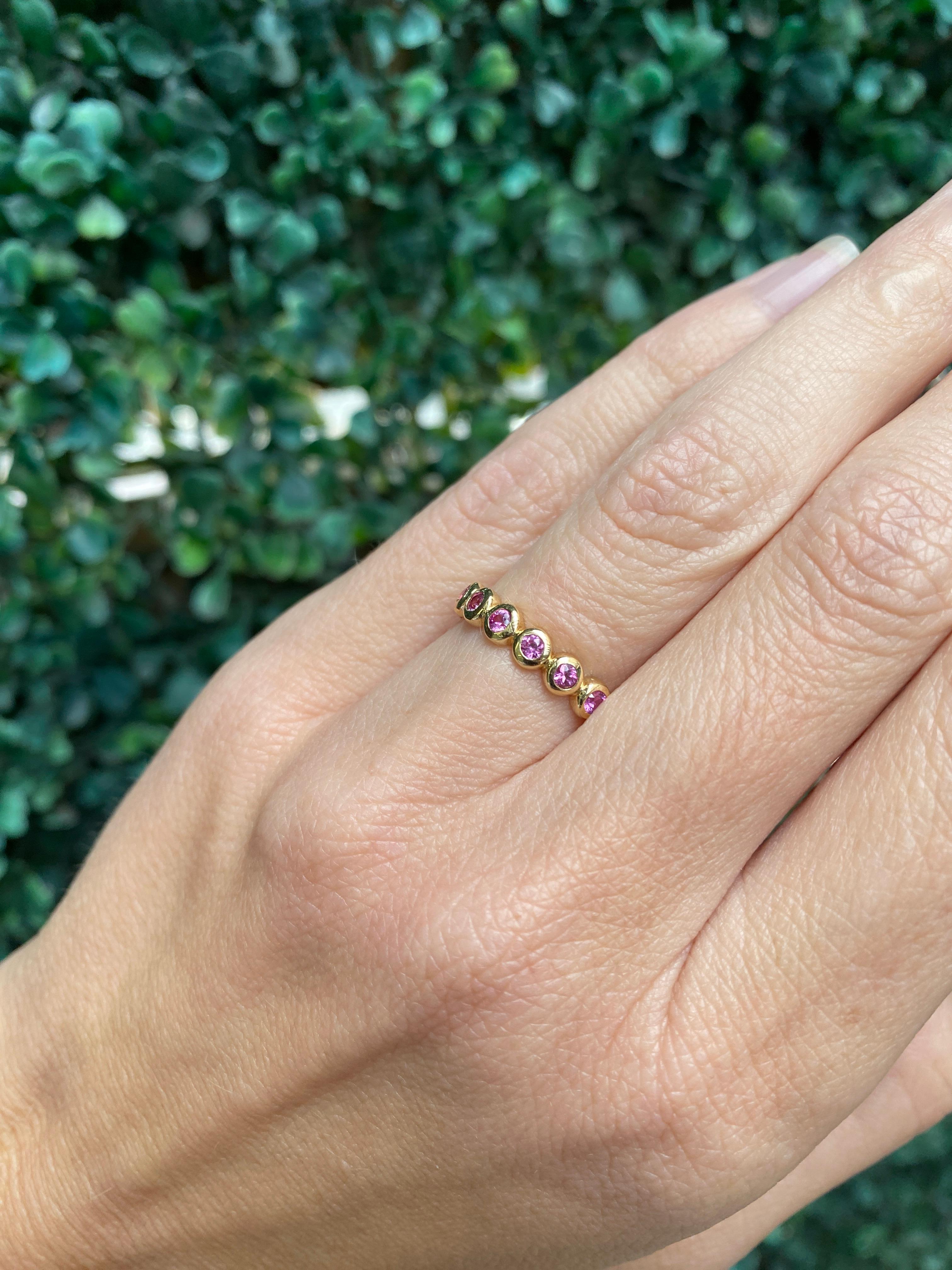 Anneau d'éternité serti clos en saphir rose rond d'un poids total de 0,83 carat en vente 6
