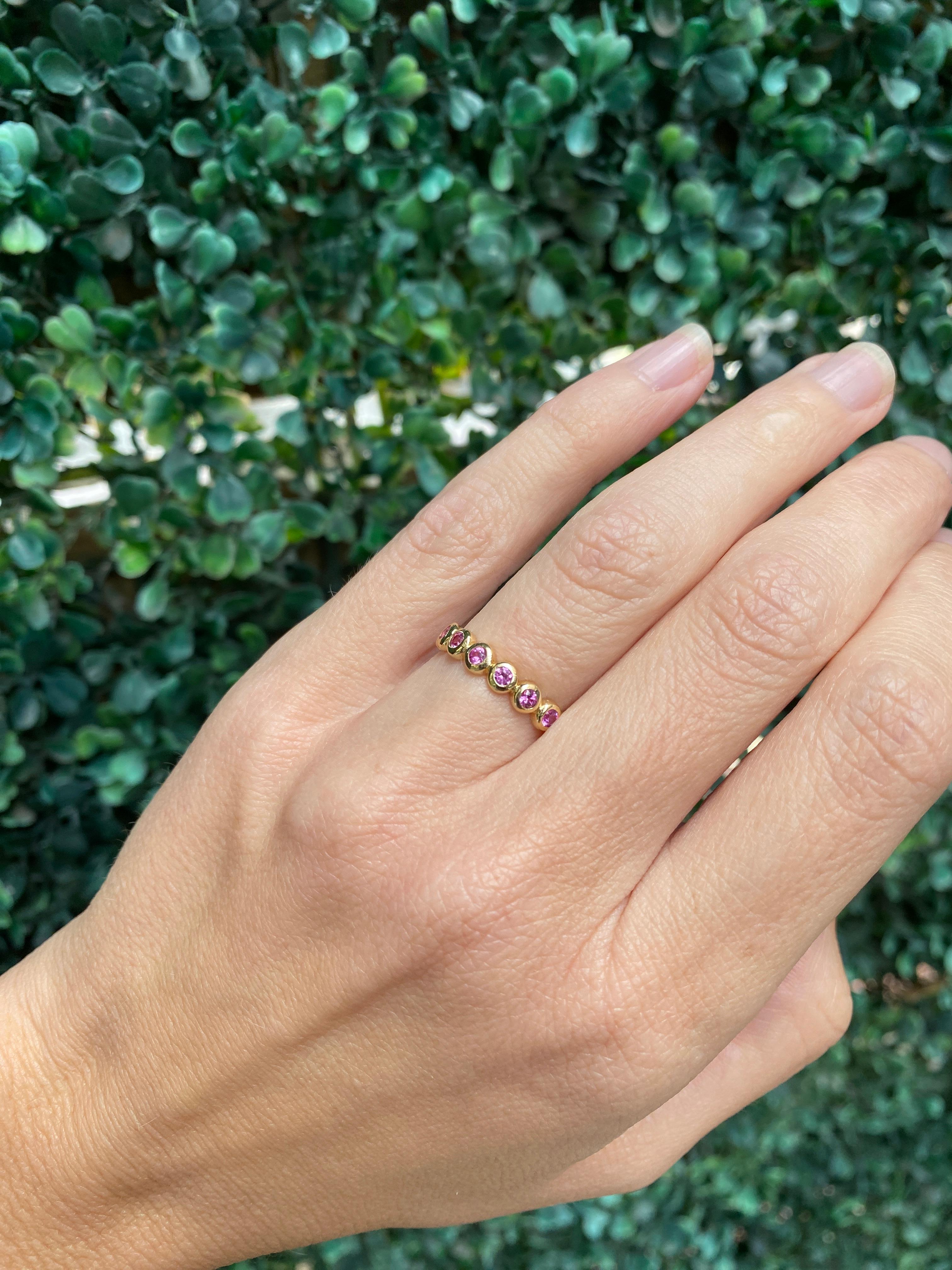 Anneau d'éternité serti clos en saphir rose rond d'un poids total de 0,83 carat en vente 7