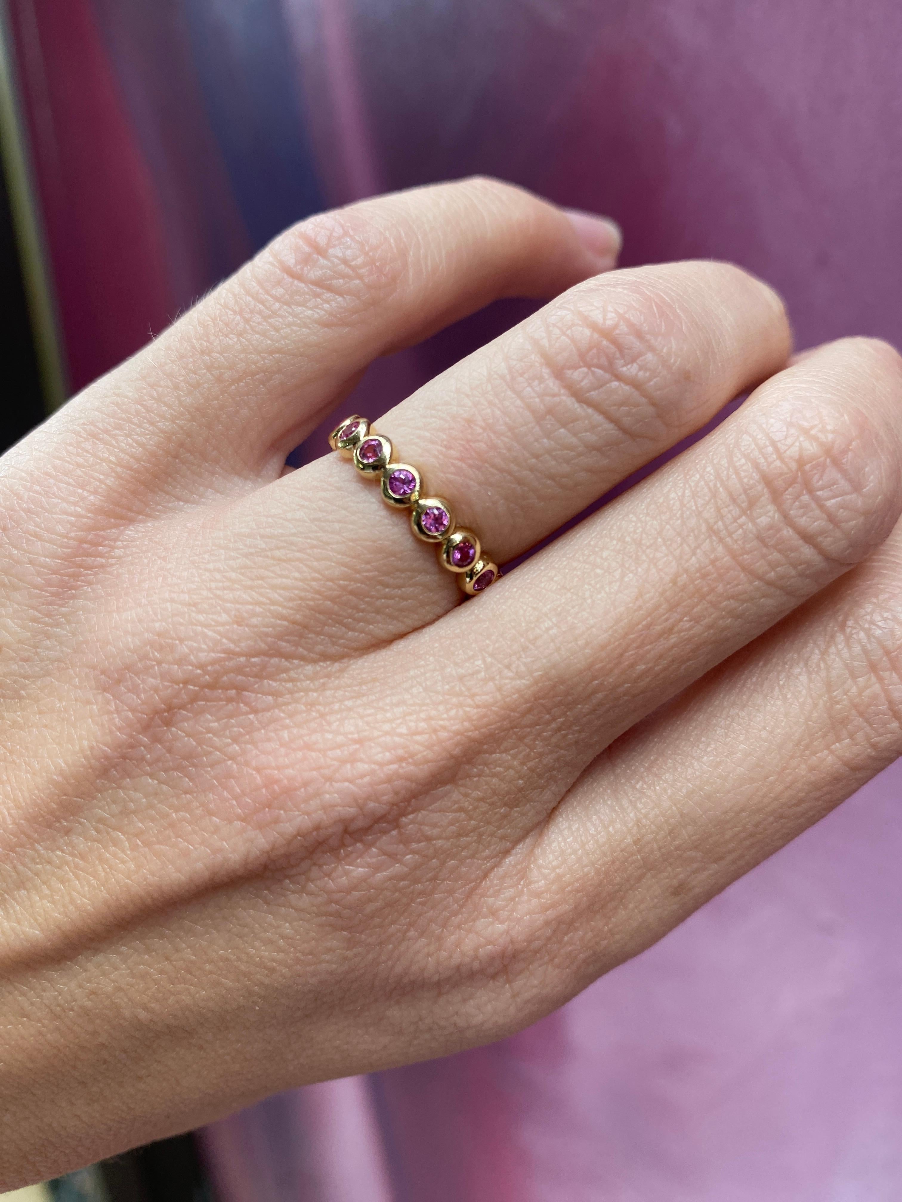 Anneau d'éternité serti clos en saphir rose rond d'un poids total de 0,83 carat en vente 8