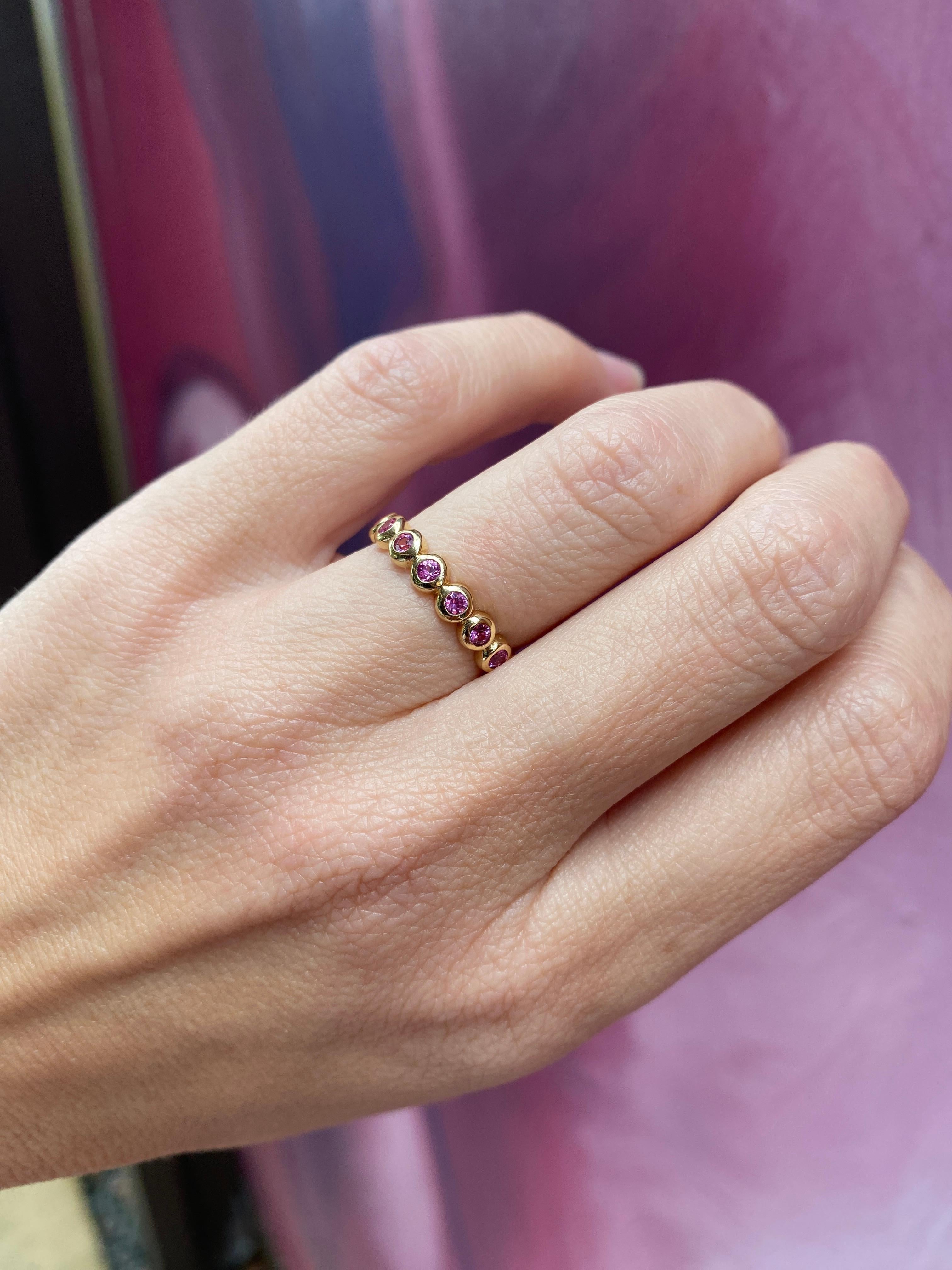 Anneau d'éternité serti clos en saphir rose rond d'un poids total de 0,83 carat en vente 10