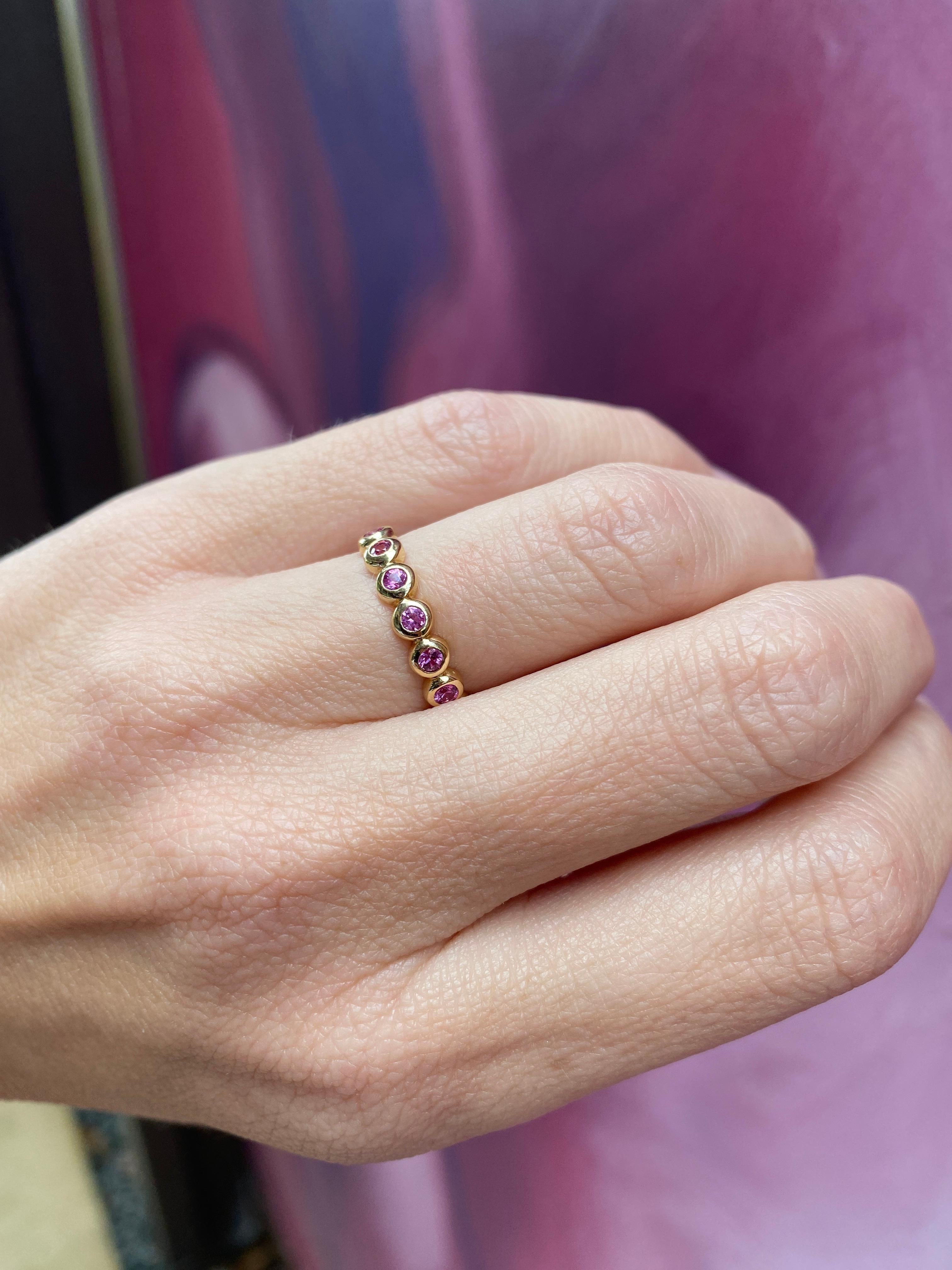 Anneau d'éternité serti clos en saphir rose rond d'un poids total de 0,83 carat en vente 11