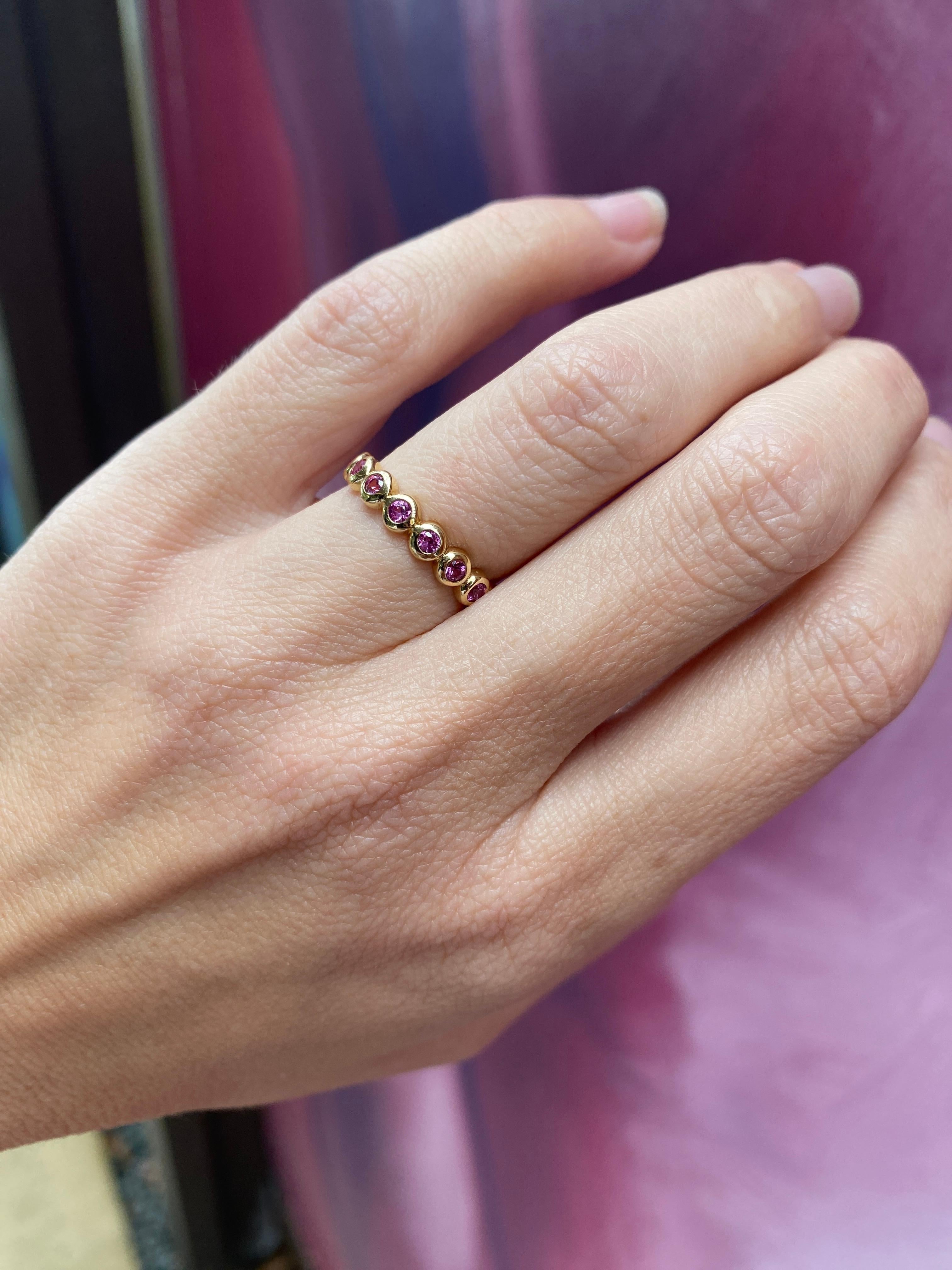 Anneau d'éternité serti clos en saphir rose rond d'un poids total de 0,83 carat en vente 12