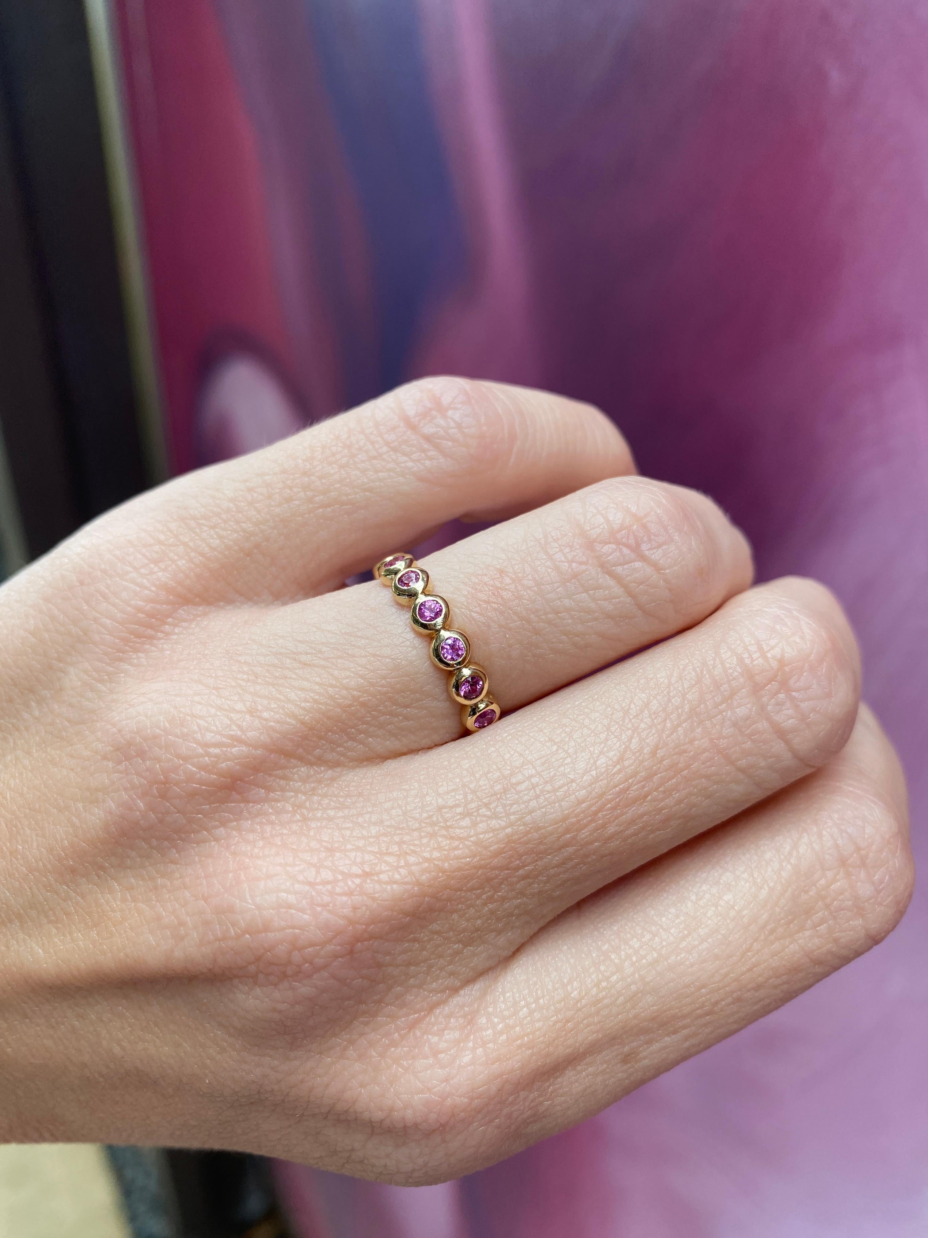 Anneau d'éternité serti clos en saphir rose rond d'un poids total de 0,83 carat en vente 13
