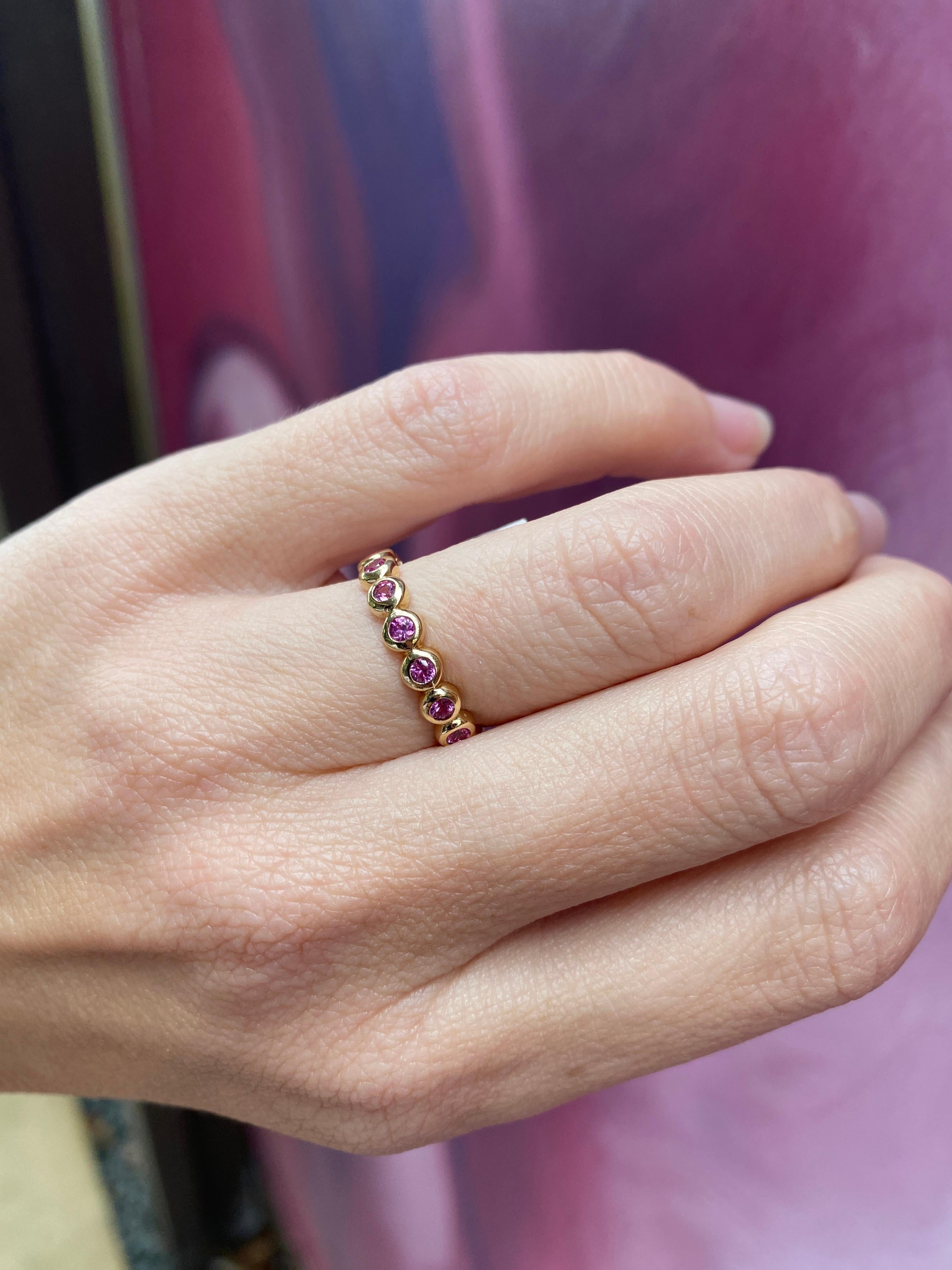 Anneau d'éternité serti clos en saphir rose rond d'un poids total de 0,83 carat en vente 14