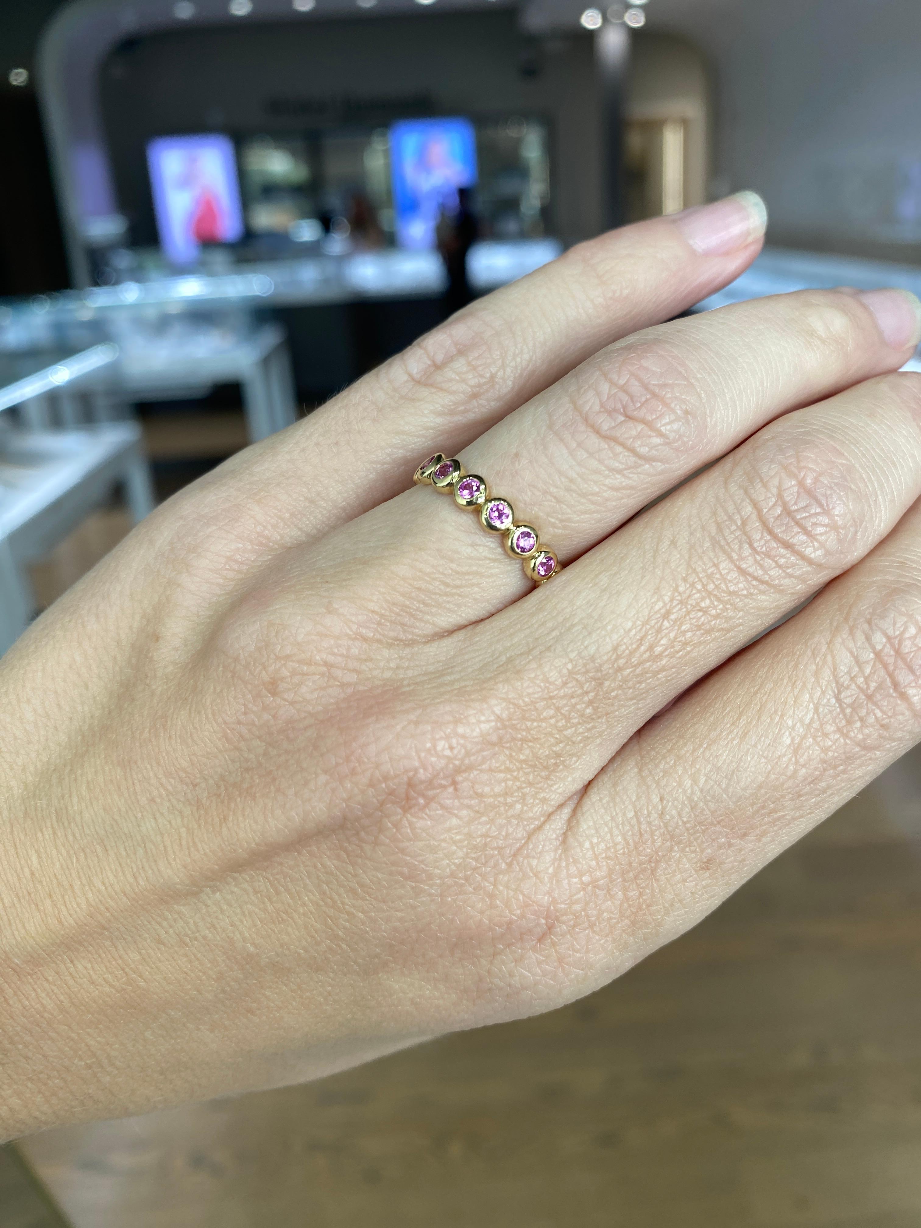 Anneau d'éternité serti clos en saphir rose rond d'un poids total de 0,83 carat en vente 15
