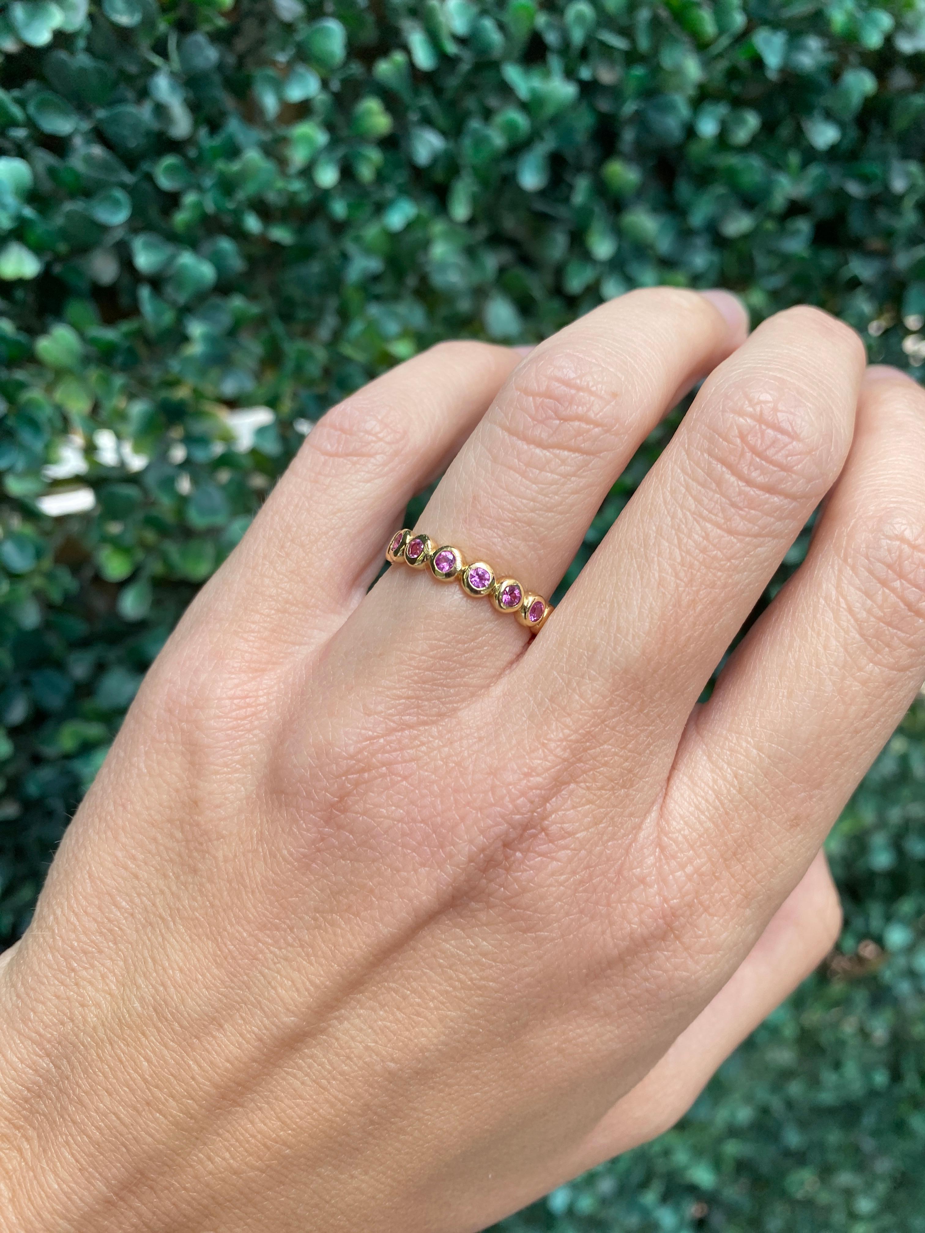 Anneau d'éternité serti clos en saphir rose rond d'un poids total de 0,83 carat en vente 1