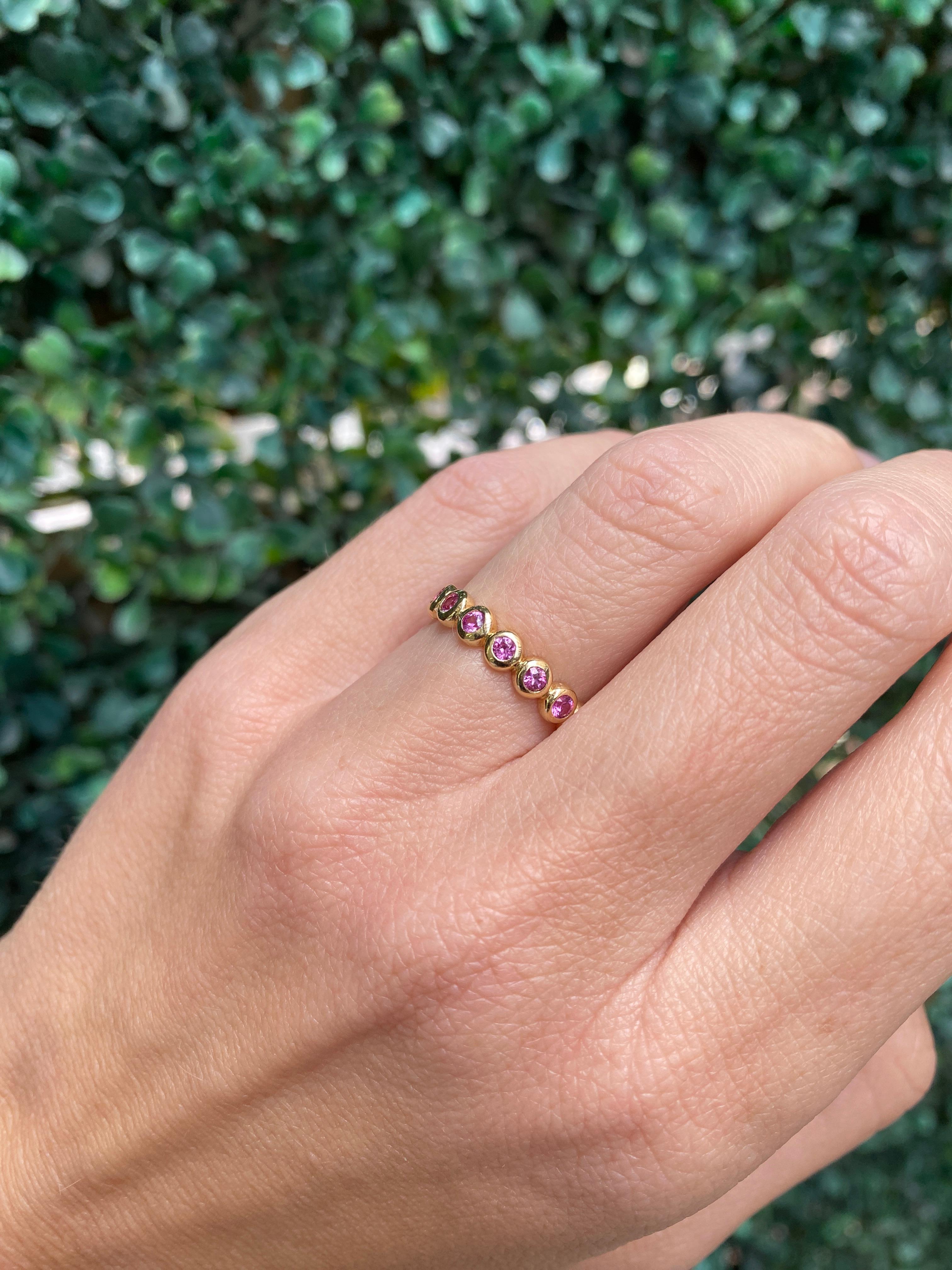 Anneau d'éternité serti clos en saphir rose rond d'un poids total de 0,83 carat en vente 2