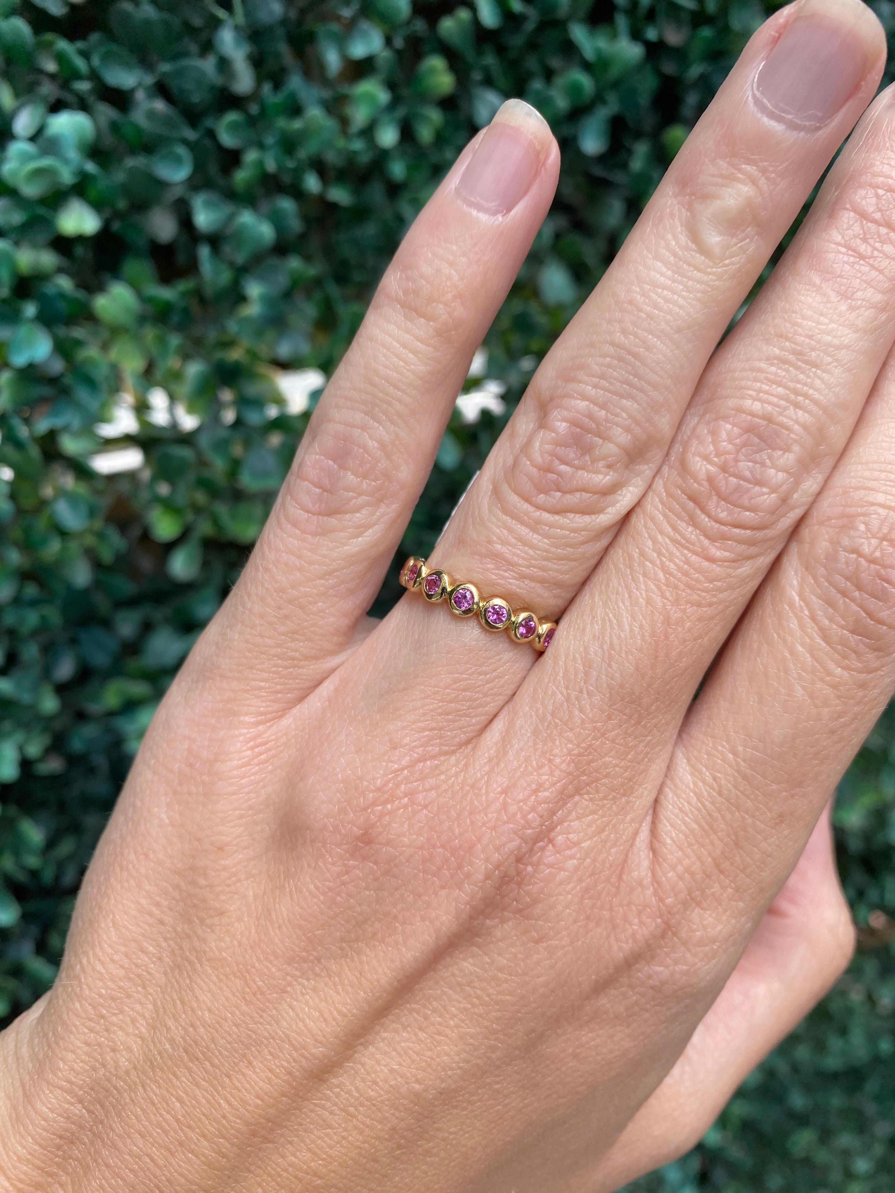Anneau d'éternité serti clos en saphir rose rond d'un poids total de 0,83 carat en vente 3