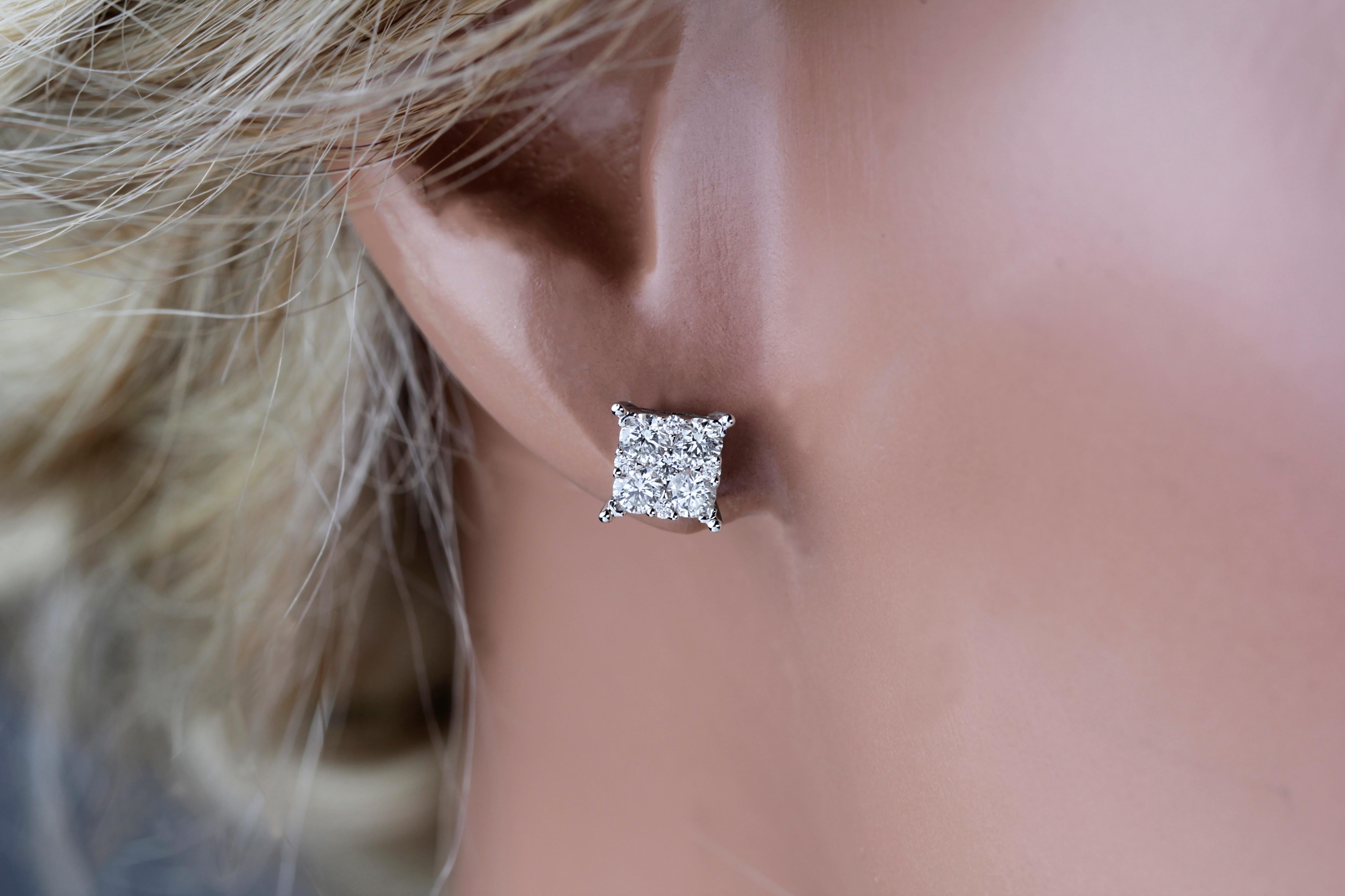Contemporary 0.83 Carat T.W. Natural Diamond Cluster Square Stud Earrings in 14W Gold ref1596 For Sale