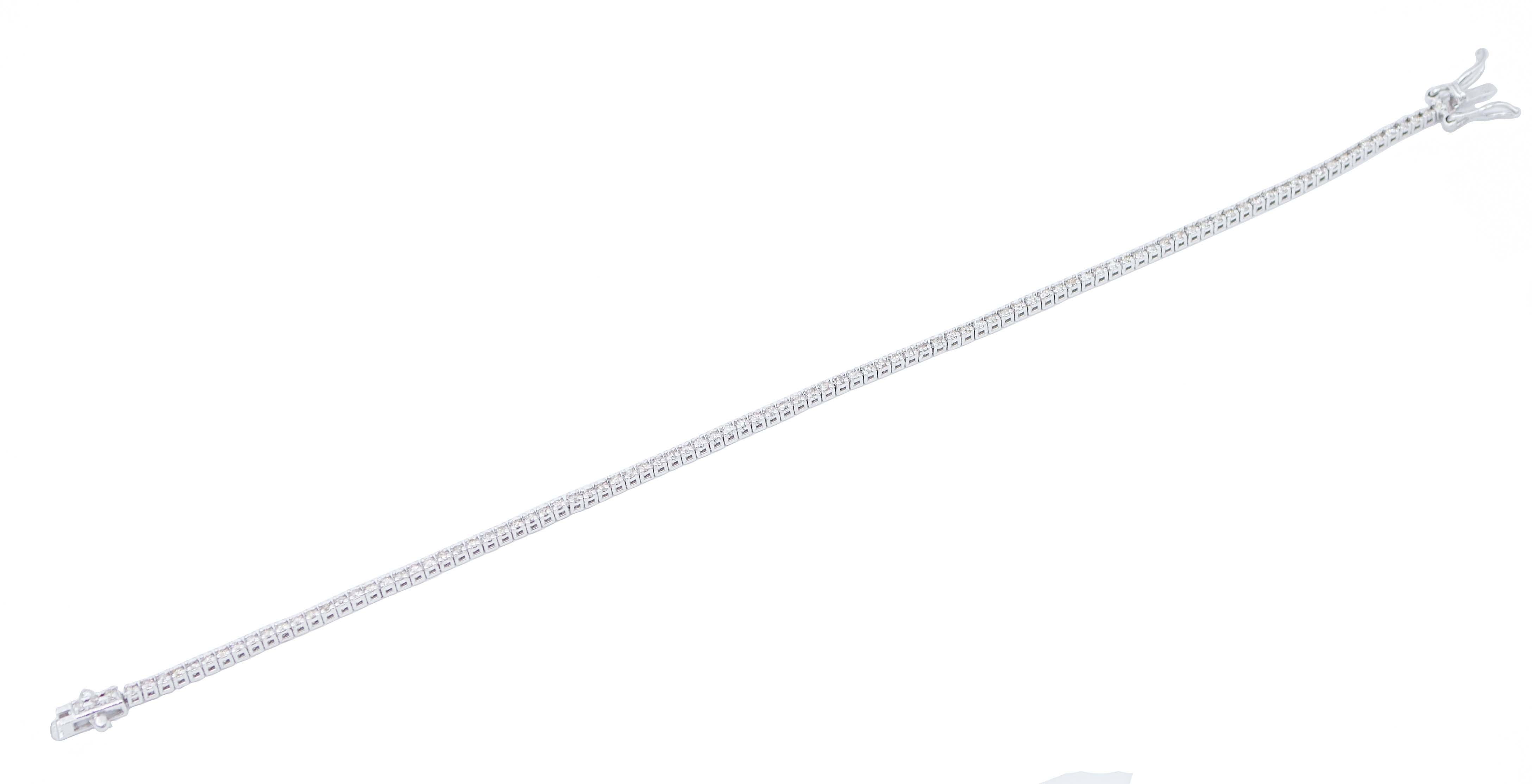 Elegant bracelet de tennis en structure d'or blanc 14 kt monté avec des diamants.
Ce bracelet a été entièrement réalisé à la main par des maîtres orfèvres italiens et il est en parfait état.
Diamants 0,83 ct
Poids total 5.50 gr
RF +UECR
RK.