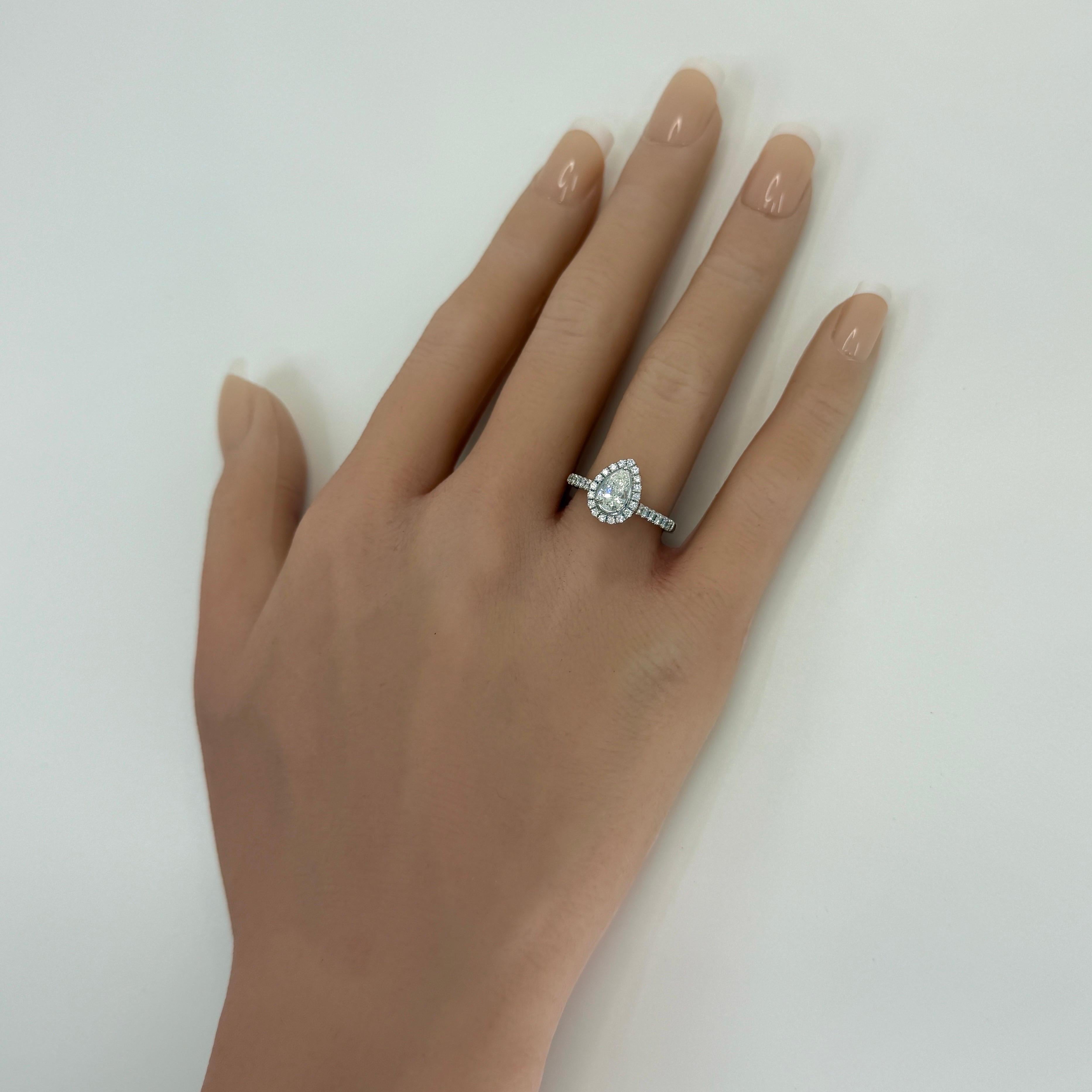 0,83ct GIA Certified Natural Pear Cut Diamond SI1 G Platinum Halo Cluster Ring In condizioni ottime in vendita a Birmingham, GB
