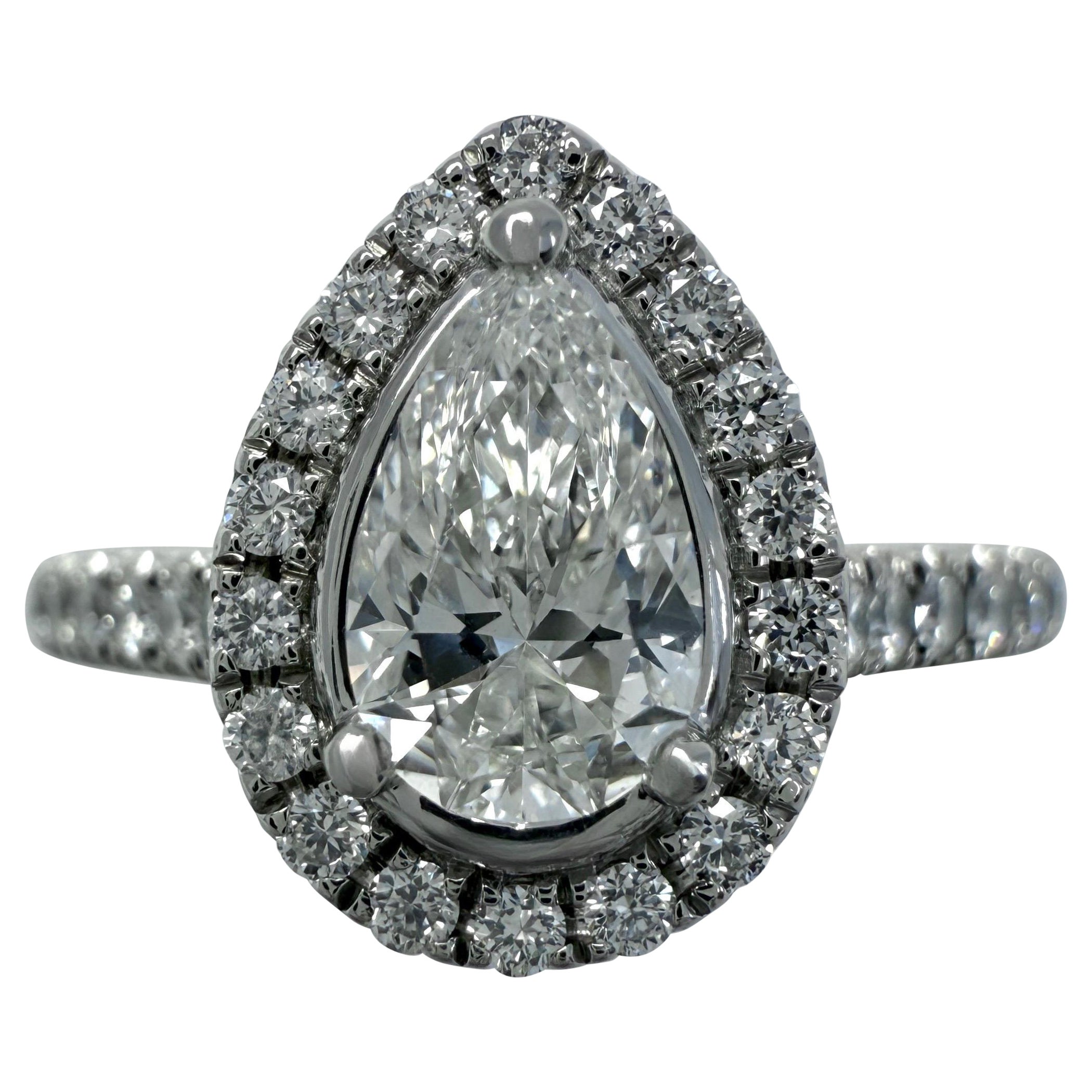 0,83ct GIA Certified Natural Pear Cut Diamond SI1 G Platinum Halo Cluster Ring in vendita