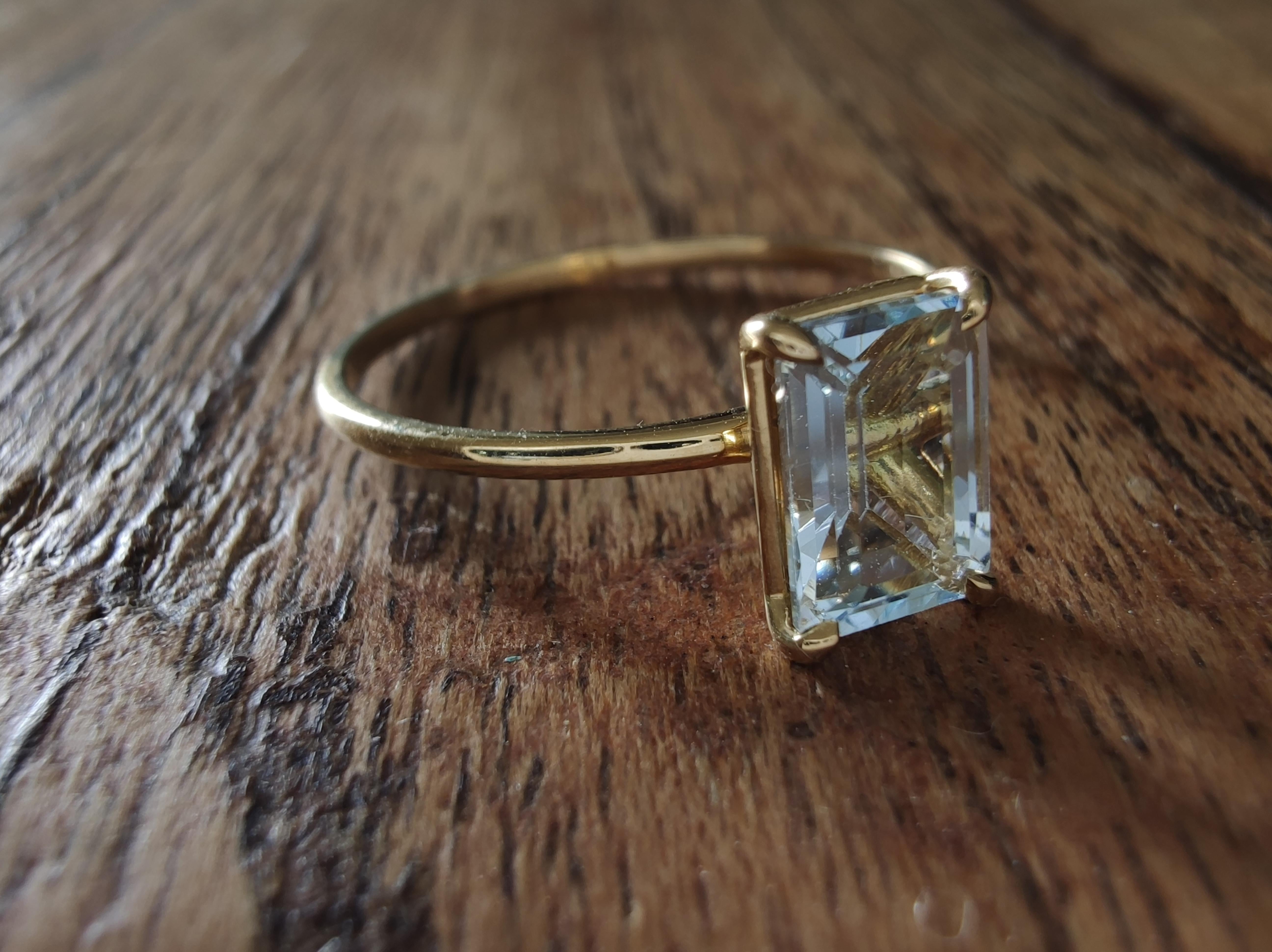 Contemporary 0.83ct Natural Aquamarine Solitaire gift Ring 18K Gold – Emerald Cut -Stackable For Sale