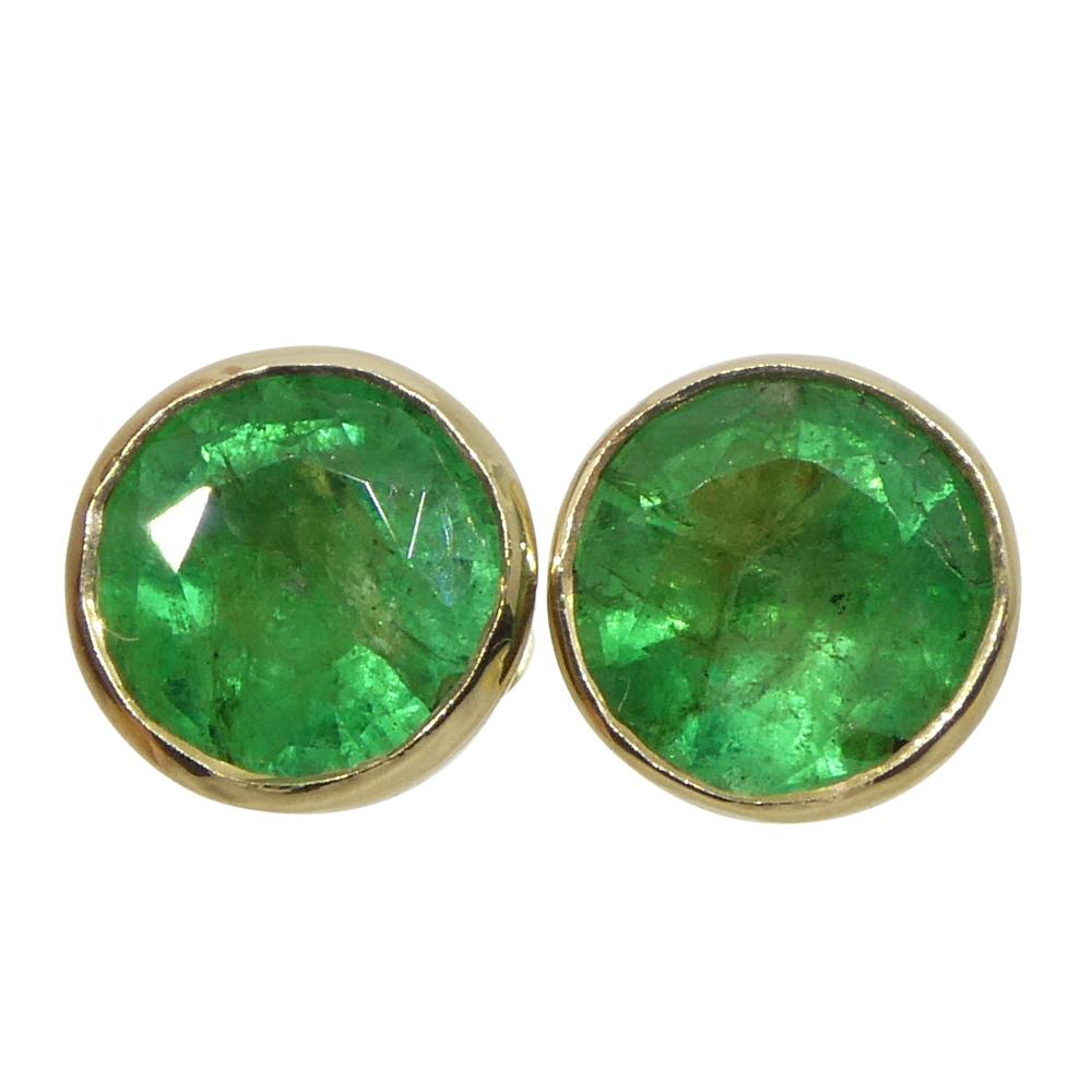 Erhöhen Sie Ihre Eleganz mit diesen exquisiten 0,83 Karat runden grünen Smaragd-Ohrsteckern, die meisterhaft in 14k Gelbgold gefasst sind. Diese Ohrringe sind perfekt für anspruchsvolle Menschen und verkörpern zeitlose Schönheit und