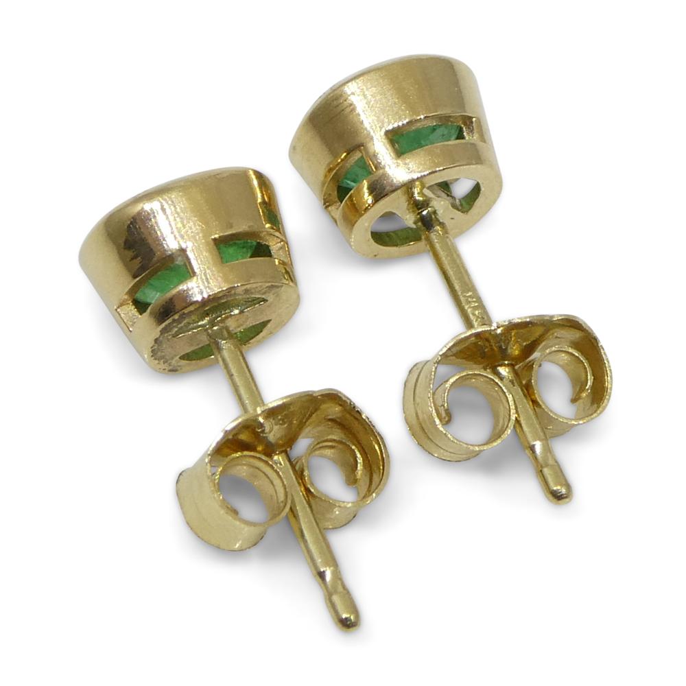 0,83 Karat runder grüner Smaragd-Ohrstecker aus 14 Karat Gelbgold im Zustand „Neu“ in Toronto, Ontario